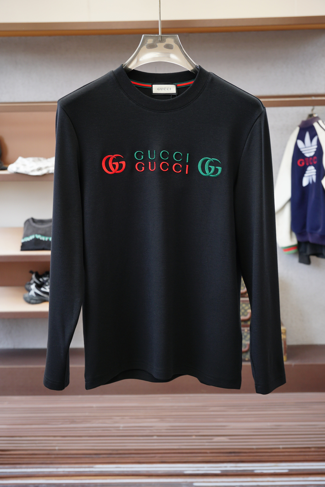 NO:549117,Gucci - 2025 autumn and winter series is new. Men's fashionable and casual base shirt, long-sleeved T-shirt, selected imported double-sided mercerized cotton fabric, exquisite logo on the chest, excellent comfort and breathability, excellent soft, wrinkle-resistant elasticity and drooping. Whether worn alone or in the inner wear, they are very handsome, which conforms to men's practical dressing habits, pursues luxury, noble and elegant style, and creates extraordinary men's taste. The visual effect is very good, the grade is extremely high, simple and fashionable, and a must-have choice for casual business!  Size M-3XL, gucci,tees, t-shirt,alexander wang19860909Gucci古奇-2025秋冬系列上新 男士时尚休闲打底衫长袖T恤,精选进口双面丝光棉面料,胸前精致logo打造,舒适性与透气性兼优,柔软抗皱弹性和垂性极佳,无论是单穿或是内搭都是帅气十足,吻合了男性实用穿衣习惯,追求奢华高贵优雅风范,打造不凡男士品味,视觉效果非常赞,档次极高,简约时尚,休闲商务必备之选！尺码M-3XL,,gucci,tees，t-shirt,alexander wang,Men's clothing