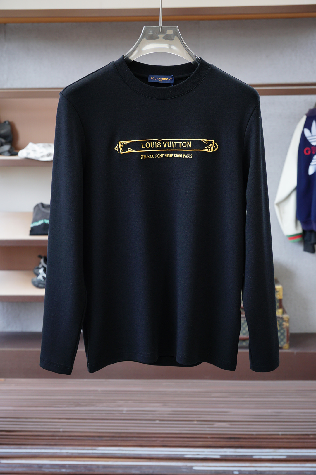 NO:549122,LV Louis Vuitton - 2025 autumn and winter series is new. Men's fashionable and casual base shirt, long-sleeved T-shirt, selected imported double-sided mercerized cotton fabric, exquisite logo on the chest, excellent comfort and breathability, excellent soft, wrinkle-resistant elasticity and drooping. Whether worn alone or in the inner wear, it is very handsome, which conforms to men's practical dressing habits, pursues luxury, noble and elegant style, and creates extraordinary men's taste. The visual effect is very good, the grade is extremely high, simple and fashionable, and a must-have choice for casual business!  Size M-3XL, louis vuitton,louis vuitton,tees,t-shirt,alexander wang19860909LV 路易威登-2025秋冬系列上新 男士时尚休闲打底衫长袖T恤,精选进口双面丝光棉面料,胸前精致logo打造,舒适性与透气性兼优,柔软抗皱弹性和垂性极佳,无论是单穿或是内搭都是帅气十足,吻合了男性实用穿衣习惯,追求奢华高贵优雅风范,打造不凡男士品味,视觉效果非常赞,档次极高,简约时尚,休闲商务必备之选！尺码M-3XL,,louis vuitton,louis vuitton,tees，t-shirt,alexander wang,Men's clothing