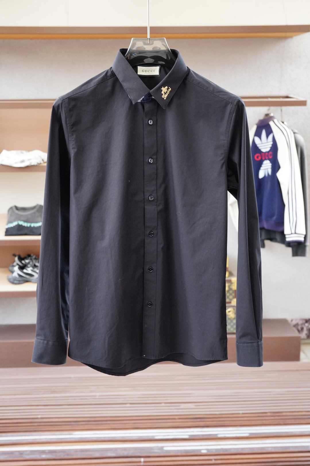 NO:550597,Gucci - 2025 new product, on sale, fashionable high-end men's shirt, pure white design is clean and neat, chairman's elite must-have series, comfortable and relaxed without losing the sense of atmosphere, small standing collar positioning design breaks the shackles of tradition, and has a more youthful and fashionable flavor, embroidered logo design, more brand recognition, imported top high density 100 points high-quality Pima cotton cotton skin-friendly and comfortable, very delicate to the touch, good texture, cool and breathable, and not easy to wrinkle. It is a good one, and it is completely fine to wear inside alone. If you like it, you can stock up in advance!  Hurry up and grab it. Size (M-XXX L) pick up the next day., gucci, alexander wang19860909Gucci古奇-2025新品 专柜在售 时尚高端男装衬衣,纯白色设计干净利落整洁,董事长精英必备系列,舒适松弛又不失大气感,小立领定位设计打破传统束缚,更具年轻时尚味道,刺绣Logo设计,更具品牌辨识度,进口顶极高密度100分优质皮马棉棉亲肤舒适 摸上去非常的细腻,质感很好,凉爽透气,不易起皱,不错的一款,内搭单穿都完全没问题,喜欢的亲也可以提早囤货！赶紧下手抢吧.尺码（M-XXX L）隔天取货.,,gucci,alexander wang,Men's clothing