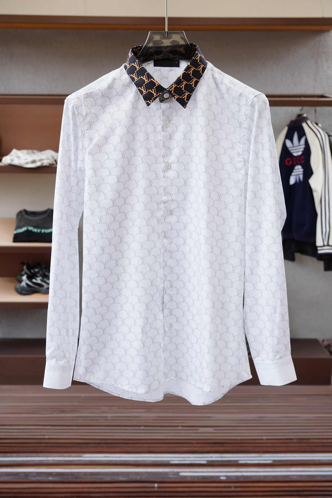 NO:550600,LV Louis Vuitton 12025 new product, on sale, fashionable high-end men's shirt, pure white design is clean and neat, chairman's elite must-have series, comfortable and relaxed without losing the sense of atmosphere, small standing collar positioning design breaks the traditional constraints, and has a more youthful and fashionable flavor, embroidered logo design, more brand recognition, imported top high density 100 points high-quality Pima cotton cotton skin-friendly and comfortable, very delicate to the touch, good texture, cool and breathable, and not easy to wrinkle. It is a good one, and it is completely fine to wear inside alone. If you like it, you can stock up in advance!  Hurry up and grab it. Size (M-XXX L) pick up the next day.,,louis vuitton,louis vuitton,alexander wang19860909LV 路易威登12025新品 专柜在售 时尚高端男装衬衣,纯白色设计干净利落整洁,董事长精英必备系列,舒适松弛又不失大气感,小立领定位设计打破传统束缚,更具年轻时尚味道,刺绣Logo设计,更具品牌辨识度,进口顶极高密度100分优质皮马棉棉亲肤舒适 摸上去非常的细腻,质感很好,凉爽透气,不易起皱,不错的一款,内搭单穿都完全没问题,喜欢的亲也可以提早囤货！赶紧下手抢吧.尺码（M-XXX L）隔天取货.,,louis vuitton,louis vuitton,alexander wang,Men's clothing