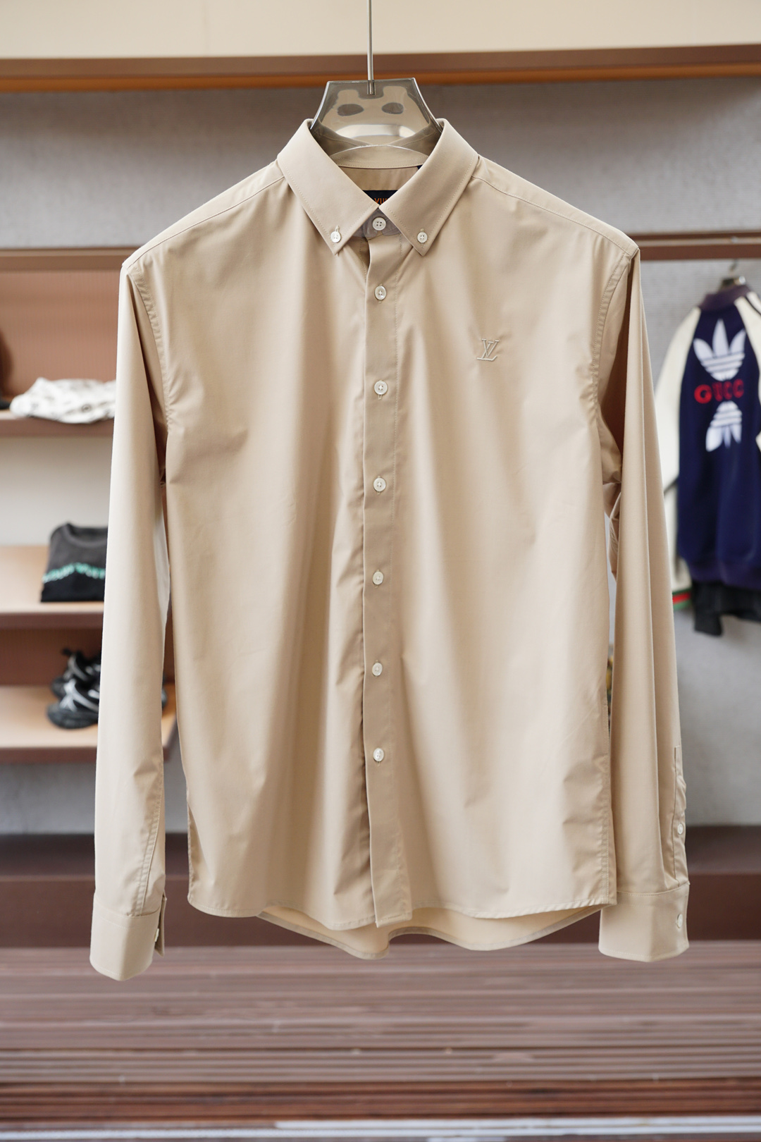 NO:549132,2025 autumn and winter series is available for new LV-LOUIS VUIT*ON men's woven long-sleeved shirt!  Luxurious classic brand letter LOGO design on the chest!  The comfortable woven fabric is a previewable hit, master-level tailoring, invincible texture, excellent skin-friendly and exquisite craftsmanship, smooth lines, perfect matching!  Easy to upgrade the sense of fashion, with high recognition, excellent upper body effect, extremely exquisite workmanship, neat and meticulous routes, and can be matched for business or daily leisure!  Size M-3XL, louis vuitton,louis vuitton,shirts,alexander wang198609092025秋冬系列上新 LV-LOUIS VUIT*ON 男士梭织长袖衬衫！胸前奢华经典品牌字母LOGO设计！采用舒适梭织面料属于入柜级别,可预见性的爆款,大师级剪裁,质感无敌,亲肤性极佳工艺精湛,线条流畅,完美搭配！轻松将时髦感进阶,有着高强辨识度,上身效果超赞,做工极为考究严谨,走线工整细致,商务抑或日常休闲均可搭配！尺码 M-3XL,,louis vuitton,louis vuitton,shirts,alexander wang,Men's clothing