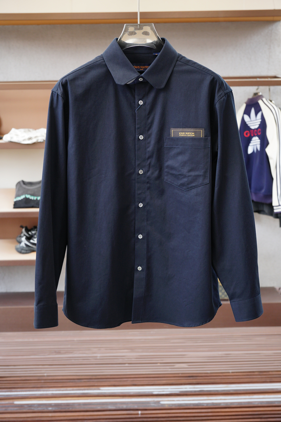 NO:549137,LV, 2025 autumn and winter series is available in new LOUIS VUIT*ON pocket short decorative shirt jacket fashionable and casual high-end version!  Customized cloth washing fabric, breathable and comfortable, impeccable details, brand element design concept, reflecting high quality. It feels delicate and soft!  Present casual cut, the upper body style is excellent [strong] Size M-2XL,,louis vuitton,louis vuitton,jackets & coats,shirts,alexander wang19860909LV,2025秋冬系列上新 LOUIS VUIT*ON 口袋上短装饰衬衫外套时尚休闲高端版本！定制布洗水面料 透气舒适度高,细节无可挑剔,品牌元素设计理念,体现高品质.手感细腻柔软！呈现休闲裁剪,上身版型超赞[强] 尺码M-2XL,,louis vuitton,louis vuitton,jackets & coats,shirts,alexander wang,Men's clothing