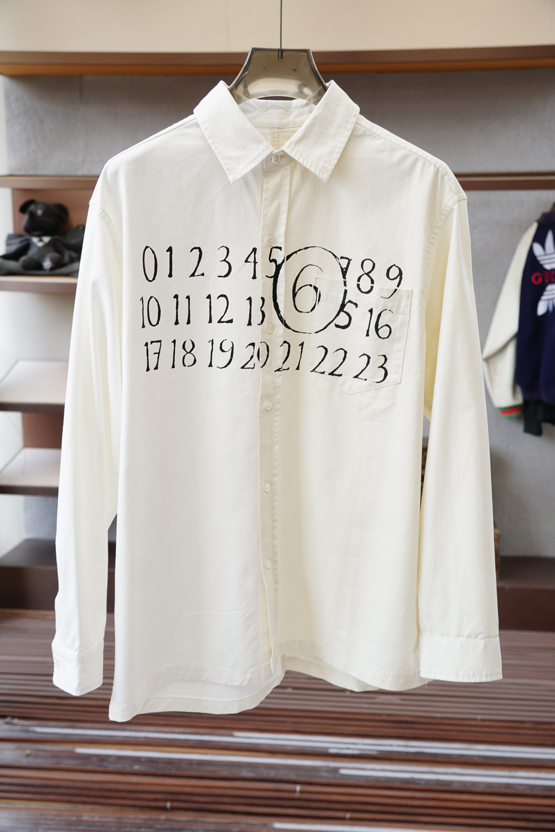 NO:549127,2025 autumn and winter series is available for new -MM6 Majira Digital printed contrasting long-sleeved shirt jacket Customized cotton pleated striped plain satin shirt material and thin plain and simple wrinkle-resistant fabric exquisite and delicate, comfortable skin-fitting, clever splicing in pure white and soft beige, just like the delicate balance of rationality and sensibility, permeating comfort and laziness. On top of the shirt, numbers and symbols are arranged in artistic posture, adding a mysterious and modern atmosphere to the whole. Walking in the city in a unique posture!  Size M LXL,,masion margiela,masion margiela,jackets & coats,shirts,alexander wang198609092025秋冬系列上新 -MM6 马吉拉 数字印花撞色长袖衬衫外套 定制全棉细裥条纹素缎衬衫料 以及细薄平纹素雅抗皱织物 精致细腻 舒适贴肤 以纯净白色与柔和米色巧妙拼接 恰似理性与感性的微妙平衡 弥漫着惬意与慵懒 衬衫之上 数字与符号以艺术之姿排列 为整体增添了一抹神秘而摩登的气息 以一种独特的姿态行走于都市的时尚版图！尺码M LXL,,masion margiela,masion margiela,jackets & coats,shirts,alexander wang,Men's clothing