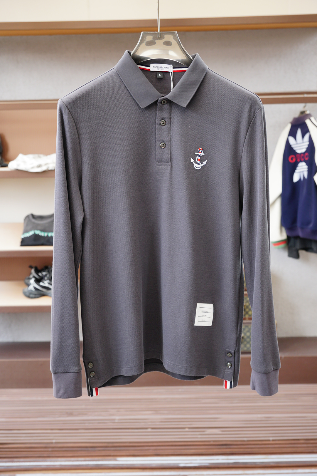 NO:549150,- TB-2025 autumn and winter series is available for new long-sleeved Polo shirts, luxurious and classic elements design!  The comfortable and breathable knitted fabric is a prestigious hit, high-end custom fabric, master-level tailoring, invincible texture, excellent skin-friendly craftsmanship, smooth lines, perfectly matched with the entire shirt, unique design, quite fashionable, overall light luxury and high-end details are perfect, confirming the original craftsmanship and excellent quality. As a single item of appearance, it can dominate the mixing and matching of the entire dressing season. Whether it is worn alone or in the inner, it is quite eye-catching. The upper body effect is excellent, elegant and intellectual, and it is easy to highlight the temperament!  Size M-3XL, Shirts,alexander wang19860909- TB-2025秋冬系列上新 长袖Polo 衬衫,奢华经典元素设计！采用舒适透气针织面料属于入柜级别,可预见性的爆款,高级定制面料,大师级剪裁,质感无敌,亲肤性极佳工艺精湛,线条流畅,完美搭配整款衬衫的设计别具一格,颇具时髦感,整体轻奢高级 细节完美如斯,印证了原厂的匠心工艺,品相极为优等,作为颜值系的一款单品,可以主导整个穿搭季的混搭,无论单穿或者内搭都颇为吸睛,上身效果超赞,优雅而知性,极易凸显出气质的类型！尺码M-3XL,,shirts,alexander wang,Men's clothing