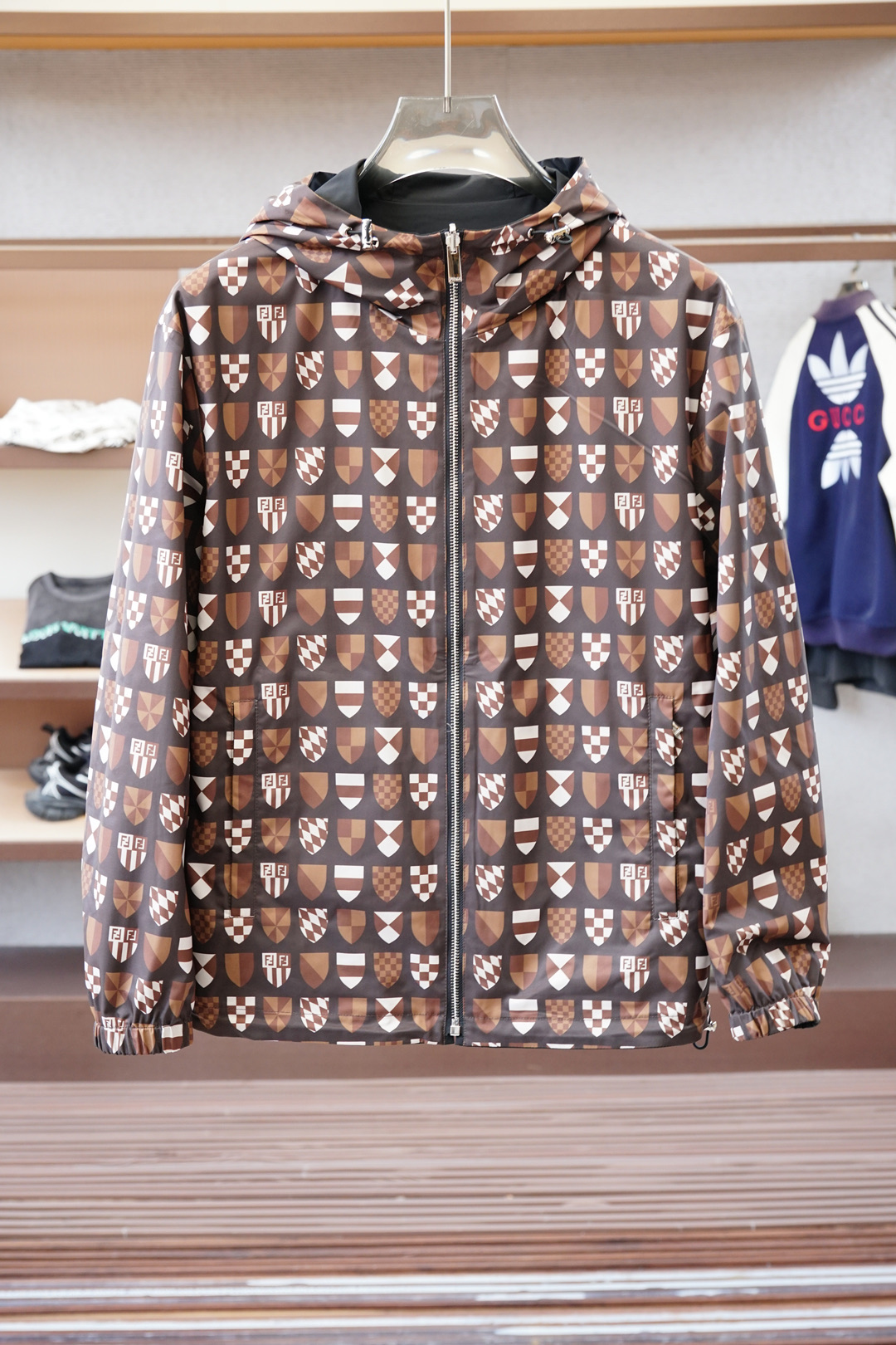 NO:549158,Fendi/Collection Products] FD family men's high-end fashion hooded double-sided jacket, new 25-year autumn and winter style, official counter main display, Hong Kong foreign business channels, original French products, exclusive for sale!  On the basis of minimalism, extraordinary creativity is created, and clever design techniques are used to innovate elsewhere. The craftsmanship details are decorated with a symbolic LOGO brand chapter on the chest, which is simple and atmospheric, demonstrating the brand’s identity and status!  This jacket is a double-sided combination design. The restrained, steady and basic and versatile black and brown color is equipped with the brand's latest precision embroidered logo icon. The competition with the other brand's classic FD's latest printing pattern. The two-sided color scheme forms a hedge contrast, breaking the traditional boundaries of luxury goods through trendy design. The two styles of color schemes can be freely worn according to the actual scene. The solid color scheme satisfies the regular orthodox and accommodates the dress needs of all occasions. The outstanding printing surface is more suitable for street styles, with distinct recognition, showing the vitality of the urban color, and is highly shaped and practical!  The model dominated by fabrics and craftsmanship, Japan Toray customized fabrics (first-line luxury clothing royal fabric vendor) have waterproof and windproof characteristics, both comfort and breathability, the upper body is light and burden-free, the hooded design has a strong sense of detail and quality. All auxiliary materials are supplied by customers and all auxiliary materials are engraved with a brand logo, which is very expensive, luxurious and high-end!  The details show the ingenious craftsmanship, the auxiliary materials are all supplied to customers, and the workmanship is extremely rigorous and sophisticated. The outline structure of the whole body continues the basic form of the FD family, showing the simple and atmospheric characteristics in place, with full upper body shapes, both business and leisure, and easy to control various body shapes, and the outfit meets the needs of the transition season!  Size 48-56, fendi,fendi,dior,jackets & coats,jackets & coats,hats,alexander wang19860909Fendi 芬迪/典藏臻品】FD家族男士高端时装款连帽双面穿夹克外套,25年秋冬新款,官方专柜主推展示,香港洋行渠道,法国原产出品,独家出售！ 在极简的基础上洐生出非凡的创意,用巧妙的设计手法进行别处一格的创新,工艺细节上胸前饰有LOGO品牌象征性章仔,简单大气,彰显品牌身份地位！该款外套属于双面组合形式的设计,内敛稳重而基础百搭的黑棕色系搭载品牌最新精密刺绣Logo图标,与另一面品牌经典FD最新印花图案之间的较量,两面配色形成对冲反差,通过潮流设计打破奢侈品传统边界,两种风格配色可根据实际场景进行自由穿搭,纯色系满足于常规正统且包容所有场合的的着装需求,出挑的印花面更适用于出街造型,辨识度鲜明,尽显都市活力色彩,且塑造性和实穿性极高！ 以面料和工艺为主导的款,日本东丽公司订制面料（一线奢侈品成衣御用面料商）具备防水防风特性,舒适性与透气性兼备,上身轻便且无负担感,连帽的设计,整体细节品质感超强,辅料全系客供,全客供辅料,都刻有品牌LOGO, 非常贵奢高级！ 细节之处尽显匠心工艺,辅料皆为客供,做工极为严谨考究,通体的轮廓构造延续了FD家族基础形态,将简约大气的特征表现到位,上身型款十足,商务与休闲兼备,轻松驾驭各种身型,穿搭符合过渡季的需求！尺码48-56,,fendi,fendi,dior,jackets & coats,jackets & coats,hats,alexander wang,Men's clothing