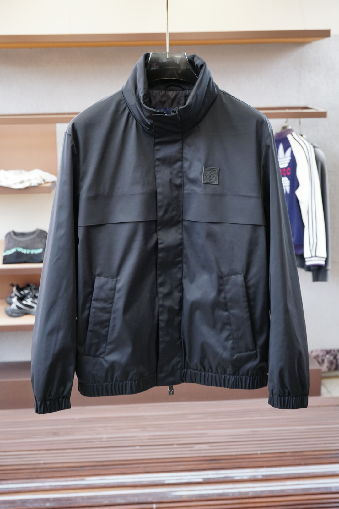 NO:549155,LV/Wind Coat Jacket) L family men's fashion style lightweight double-sided jacquard jacket, Hong Kong foreign company channel goods, high-end tasting products, official cabinet main promotion display, 25-year early spring new products, star-grade hot products!  The overall design style has a strong Philippine label. Creative Director Pharrell Williams has injected new elements into the office. The body uses the collection logo Marque L. Vuitton Déposée and classic chessboard pattern elements, perfectly mixed and shaped, with a distinctive recognition, a profound fashion charm, and also a soul-like display!  The overall shape is designed with a double-sided combination. On the one hand, it uses classic checkerboard elements, a very recognizable woven pattern, a strong retro and fashionable tone, and on the other hand, it is an iconic signature presbyterian element. Both pattern designs highlight the brand identity and are a soul-like embellishment!  The model dominated by fabrics and craftsmanship, Japan Toray customized high-tech functional fabrics, which have excellent wind and waterproof properties, can effectively block wind and rain. After special processing, it has excellent wrinkle resistance and wear resistance, and at the same time it has excellent breathability. The texture is extremely delicate and slightly smooth, and there is no doubt about comfort!  The details are exquisite and exquisite, and the auxiliary materials are exclusively customized. The unique bronze zipper is very important. The fashionable hooded design is full of upper body shapes and is a jacket that easily highlights temperament and tastes. The fashionable styling design provides strong shaping. It is both urban business commuting and leisure, and can easily control various body shapes, which meet the needs of the transition season!  Size M-3XL,,,louis vuitton,louis vuitton,jackets & coats,jackets & coats,hats,alexander wang19860909LV/风衣夹克）L家族男士时装款轻便双面提花夹克外套,香港洋行渠道货,高端品鉴级产物,官柜主推展示,25年早春新品,明星级爆款！ 整体的设计风格有着强烈的菲董标签,创意总监Pharrell Williams的上任注入了全新的元素,衣身运用了典藏标识Marque L. Vuitton Déposée及经典棋盘格图案元素,完美混搭融合塑造,辨识度颇为鲜明,颇具深厚的时装韵味,同时亦属于灵魂式的彰显！ 整体采用造型采用双面组合设计,一面运用了经典棋盘格元素,非常具有辨识度的色织图案,颇浓浓的复古时髦腔调,一面为标志性招牌老花元素,两面图案设计皆彰显了品牌身份,属于灵魂式的点缀！ 以面料和工艺为主导的款,日本东丽公司订制高科技功能性面料,具备卓越的防风防水属性,能够有效阻挡风雨侵袭,经过特殊工艺处理,有着优良的抗皱性和耐磨性,同时又兼具优越的透气性,质感极为细腻略带光滑,舒适性方面毋庸置疑！ 细节精湛考究,辅料皆为专属定制,个性十足的古铜拉链非常加分,时尚连帽的设计,上身型款十足,极易凸显气质品味的一款夹克,时髦造型设计提供了极强的塑造性,都市商务通勤与休闲兼备,轻松驾驭各种身型,符合穿搭符合过渡季的需求单品！ 尺码M-3XL,,,louis vuitton,louis vuitton,jackets & coats,jackets & coats,hats,alexander wang,Men's clothing