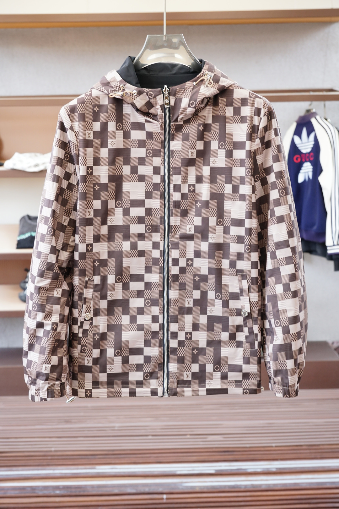 NO:549164,LV-Louis Vuitton-Collection Products] Louis *Den family men's latest fashionable chess board plaid hooded double-sided jackets for spring and summer 2025, official counters for spring and summer 25, Hong Kong foreign business channels, original French products, exclusive for sale today!  This double-sided windproof chessboard jacket is from the 2025 spring and summer show. It has a classic double-sided two-wear style. One side is decorated with brown digital printing design, interpreting Damier chessboard plaid from a modern perspective. The other side is flipped to present a minimalist black classic. The chest is decorated with iconic brand leather mark elements, which always boasts the brand identity and status. The constrained, steady and basic and versatile black series and brand plaid digital elements. The color matching on both sides forms a hedge contrast. Each side presents different brand elements, with distinct recognition and full of urban vitality. The clever version is equipped with a metal zipper head, high-crafts engraving brand elements, exquisite stitching, smooth zippers, and considerate and thoughtful elastic drawstring design at the hem of the tail. The overall shape and practicality are extremely high!  Models dominated by fabrics and craftsmanship, Japan Toray customized fabrics (first-line luxury clothing royal fabric vendor) have waterproof and windproof characteristics, both comfort and breathability, the upper body is light and burden-free, the overall texture is light and easy to store, the hooded design, the overall details and quality are super strong, the auxiliary materials are all customer-supplied, all engraved with brand LOGO, which is very expensive, luxurious and high-end!  The details show the ingenious craftsmanship, rigorous and exquisite, with a full body shape, double-sided design, and two-style color matching can be freely worn according to the actual scene. The solid color is satisfactory to the regular and orthodox dress needs of all occasions. The outstanding plaid surface is more suitable for street styles, both business and casual, and easy to control various body shapes, and the outfit meets the needs of the transition season!  Size 48-56, louis vuitton,louis vuitton,jackets & coats,jackets & coats,hats,alexander wang19860909LV-路易威登-典藏臻品】路易*登家族男士2025年春夏最新时尚棋盘格纹连帽双面穿夹克外套,25年春夏官方专柜主推展示,香港洋行渠道,法国原产出品,今独家出售！ 本款双面防风棋盘格夹克外套出自2025年春夏秀场,经典双面两穿款式,一面装饰棕色系数码印花设计,以摩登视角诠释Damier棋盘格纹,另一面翻转即呈现极简黑色经典,胸前饰有标志性品牌皮标元素,时刻标榜品牌身份与地位.内敛稳重而基础百搭的黑色系与品牌格纹数码元素之间的较量,两面配色形成对冲反差,每面呈现不同的品牌元素,辨识度鲜明,尽显都市活力色彩.挺括版型搭载金属拉链头,高工艺镂刻品牌元素,精致的缝线、顺滑的拉链、衣尾下摆体贴周到的弹力抽绳设计,整体塑造性和实穿性极高！ 以面料和工艺为主导的款,日本东丽公司订制面料（一线奢侈品成衣御用面料商）具备防水防风特性,舒适性与透气性兼备,上身轻便且无负担感,整体质地轻盈便于收纳,连帽的设计,整体细节品质感超强,辅料全系客供,均刻有品牌LOGO, 非常贵奢高级！ 细节之处尽显匠心工艺,严谨考究,上身型款十足,双面设计,两种风格配色可根据实际场景进行自由穿搭,纯色系满足于常规正统且包容所有场合的的着装需求,出挑的格子面更适用于出街造型,商务与休闲兼备,轻松驾驭各种身型,穿搭符合过渡季的需求！ 尺码48-56,,louis vuitton,louis vuitton,jackets & coats,jackets & coats,hats,alexander wang,Men's clothing