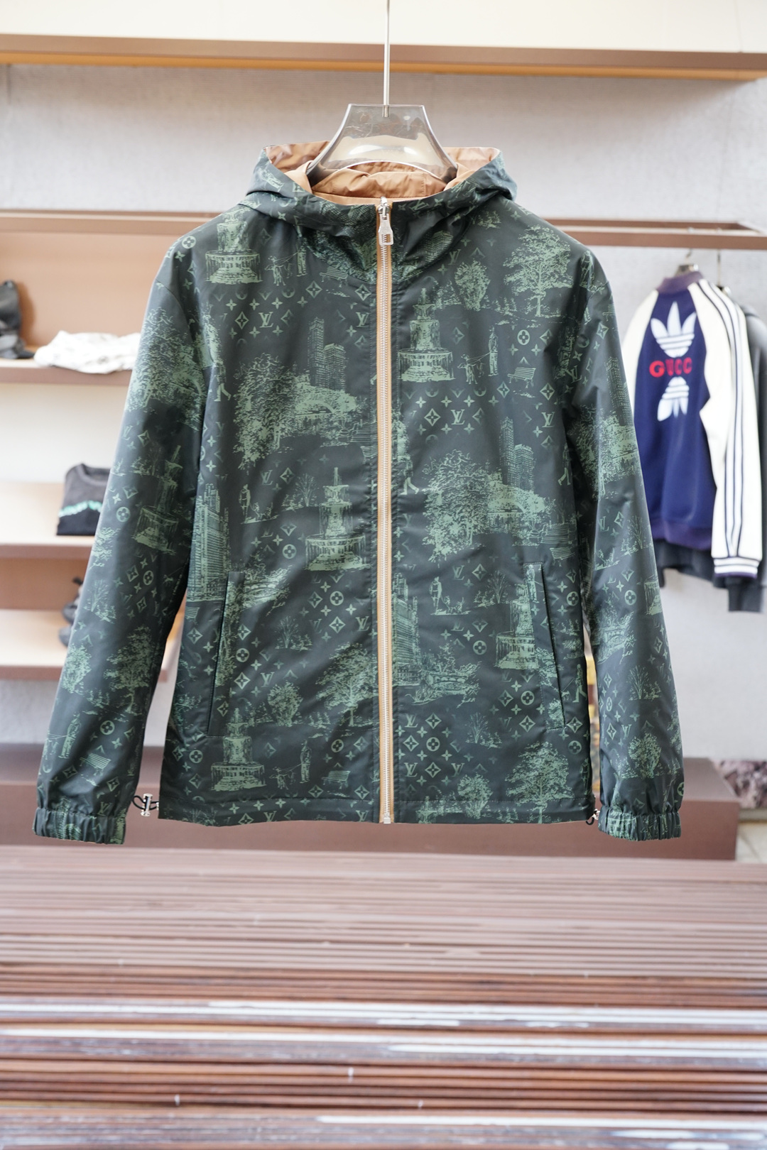 NO:549152,LV Louis Vuitton-V family men's high-end trendy fashion casual double-sided hooded jacket, new 25-year autumn and winter style, Hong Kong foreign company channel goods, tasting products, exclusive sale!  The clothing design this time is a very specific and interesting theme, originated from the first show of Pharrell in Paris. The background is combined with the Paris architectural towers and perfectly blends into the green natural landscape. The natural and organic tree forms a strong contrast with the artificial rational architectural structure, which complements the latest natural park icon on the other side. It is both romantic and modern, with great artistic tension and picture sense, creating a wonderful surreal feeling. The overall printing design is by no means simple stacking. The arrangement, density and color matching of each pattern have been carefully designed to ensure that it is perfectly presented in the jacket. The pattern is presented using digital printing technology. The clarity, color saturation and durability of the printing are at the top level in the industry, which enhances the luxurious texture of the entire jacket.  The overall clothing transcends the pure visual beauty, realizes the high unity of artistic value, cultural narrative, brand inheritance and fashion trends. It is a wearable 'work of art' and 'cultural statement'!  The model dominated by fabrics and craftsmanship, Japan Toray customized fabrics are windproof, water-proof, breathable and high extension. The upper body is light and has no burden. The overall details and quality are super strong. All auxiliary materials are supplied by customers!  The dialogue between nature and civilization, the fusion of tradition and future is deeply in line with the core of V-family travel philosophy - exploring different landscapes and cultures. It is a trendy street style with casual and high-end occasions, paired with jeans and sneakers, and paired with trousers and leather boots can instantly be upgraded to an exquisite business casual style, showing a unique mix and match charm, and is an indispensable fashion item in the wardrobe of the elite contemporary urban men!  Size 48-56, louis vuitton,louis vuitton,boots,sneakers,jeans,jackets & coats,jackets & coats,hats,alexander wang19860909LV 路易威登-V家族男士高端潮流款时尚休闲双面连帽夹克外套,25年秋冬新款,香港洋行渠道货,品鉴级产物,独家售卖！ 此次的服装设计是一个非常具体且有趣的主题,源自巴黎Pharrell的首秀,背景结合巴黎建筑塔楼,完美融入绿色的自然景观,自然有机的树木形态与人工理性的建筑结构形成强烈对比,与另一面最新自然公园图标相得益彰,既浪漫又现代,极具艺术张力和画面感,创造出一种奇妙的超现实感. 整体印花设计绝非简单堆砌,每个图案的排列、疏密、色彩搭配都经过精心设计,确保在夹克的版型上完美呈现.采用数码印花工艺呈现图案,其印花的清晰度、色彩饱和度和耐久性都处于行业顶尖水平,提升了整件夹克的奢华质感. 服装整体超越了单纯的视觉美观,实现了艺术价值、文化叙事、品牌传承与时尚潮流的高度统一,是一件可穿戴的“艺术品”和“文化陈述”！以面料和工艺为主导的款,日本东丽公司订制面料,具备防风、防泼水、透气和高延伸性的特性,上身轻便且无负担感,整体细节品质感超强,辅料全系客供！ 自然与文明的对话、传统与未来的交融,深度契合V家旅行哲学的核心——探索不同景观与文化.兼具休闲与高端场合,搭配牛仔裤和运动鞋是潮流街头风,搭配西裤和皮靴又能瞬间提升为精致的商务休闲风格,展现出独特的混搭魅力,是当代都市精英男士衣橱中不可或缺的时装单品！尺码48-56,,louis vuitton,louis vuitton,boots,sneakers,jeans,jackets & coats,jackets & coats,hats,alexander wang,Men's clothing