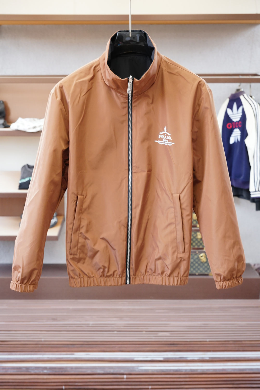 NO:549162,Prada0Prada-Classic Premium Products] P family men's double-sided business and casual stand-up collar jacket, reshaping the order of contemporary wardrobe, new products for 25 years of autumn and winter, officially announced fashion albums, classic ace items!  When the edges and corners of the building are vividly revealed, the P home double-sided stand-up collar jacket rewrites modern laws in geometric language, one side is sharp and the other is restrained, and the two-sided life is ultimately interpreted. The exquisite craftsmanship of the two-sided integrated molding calmly switches occasions and moods between the front and back sides. The pioneering silhouette, the awakening of power lines, the 45° sharp-angled lapel of the three-dimensional neckline theater stands upright like an origami sculpture. The fingertips lightly switch to the sharp stand-up collar mode, instantly awakening the sleeping aura. Each detail element is rich and exerted!  The metal zipper is as smooth as silk, the stand-up collar design echoes the hem of the cuffs, the functional pocket design, and the brand printed logo on the chest is fashionable and elegant, and it is a low-key and luxurious identity display!  Customers supply functional fabrics imported from Italy, selected exclusive high-density fabrics for P family, with superior wind and waterproof characteristics, excellent breathability, delicate and comfortable touch, excellent details, exquisite and exquisite everywhere, fashionable hooded design, capable and stylish upper body, full of aura!  A jacket with multiple mix and matches, with scene de-domainization, free flow of identity, and draped outside the suit, is the dark knight on the board; a post-human prophet who layered a hoodie, transformed into an underground club, leaving a lapel to set off the collarbone lines, and immediately became a mobile exhibit on the opening night of the art museum. There is no doubt that it is a man's urgent product!  Size 48-56, prada, prada, jackets & coats, jackets & coats, business suit,hats,alexander wang19860909Prada0Prada普拉达-典藏臻品】P家族男士双面商务休闲立领夹克,重塑当代衣橱秩序,25年秋冬新品,官宣时装画册款,经典王牌单品！ 当建筑棱角跃然衣襟,P家双面立领夹克以几何语言重写摩登法则,一面锋芒,一面内敛,双面人生,极致演绎.双面一体成型的精湛工艺,于正反两面间从容切换场合与心境.先锋廓形,权力线条的觉醒,立体领口戏剧场45°锐角翻领如折纸雕塑般挺立,指尖轻拨即切换凌厉立领模式,瞬间唤醒沉睡的气场. 细节元素各自丰富发挥！金属拉链顺滑如丝,立领设计跟袖口下摆形成呼应,功能性口袋设计,胸前配搭品牌印花LOGO,时尚大气,属于低调奢华的身份彰显！ 客供意大利进口功能性面料,精选P家族专属独有高密面料,具备优越防风防水特质,透气性绝佳,触感细腻舒适,细节方面出色,处处精致考究,时尚连帽设计,上身干练有型,气场十足！ 兼具多种混搭性的一款外套,场景解域化,身份的自由流动,披于西装外,是董事会里的暗黑骑士；叠穿连帽衫,化身地下俱乐部的后人类先知,独留翻领映衬锁骨线条,即刻成为美术馆开幕夜的移动展品,毫无疑问,属于男人的刚需产品！尺码48-56,,prada,prada,jackets & coats,jackets & coats,business suit,hats,alexander wang,Men's clothing