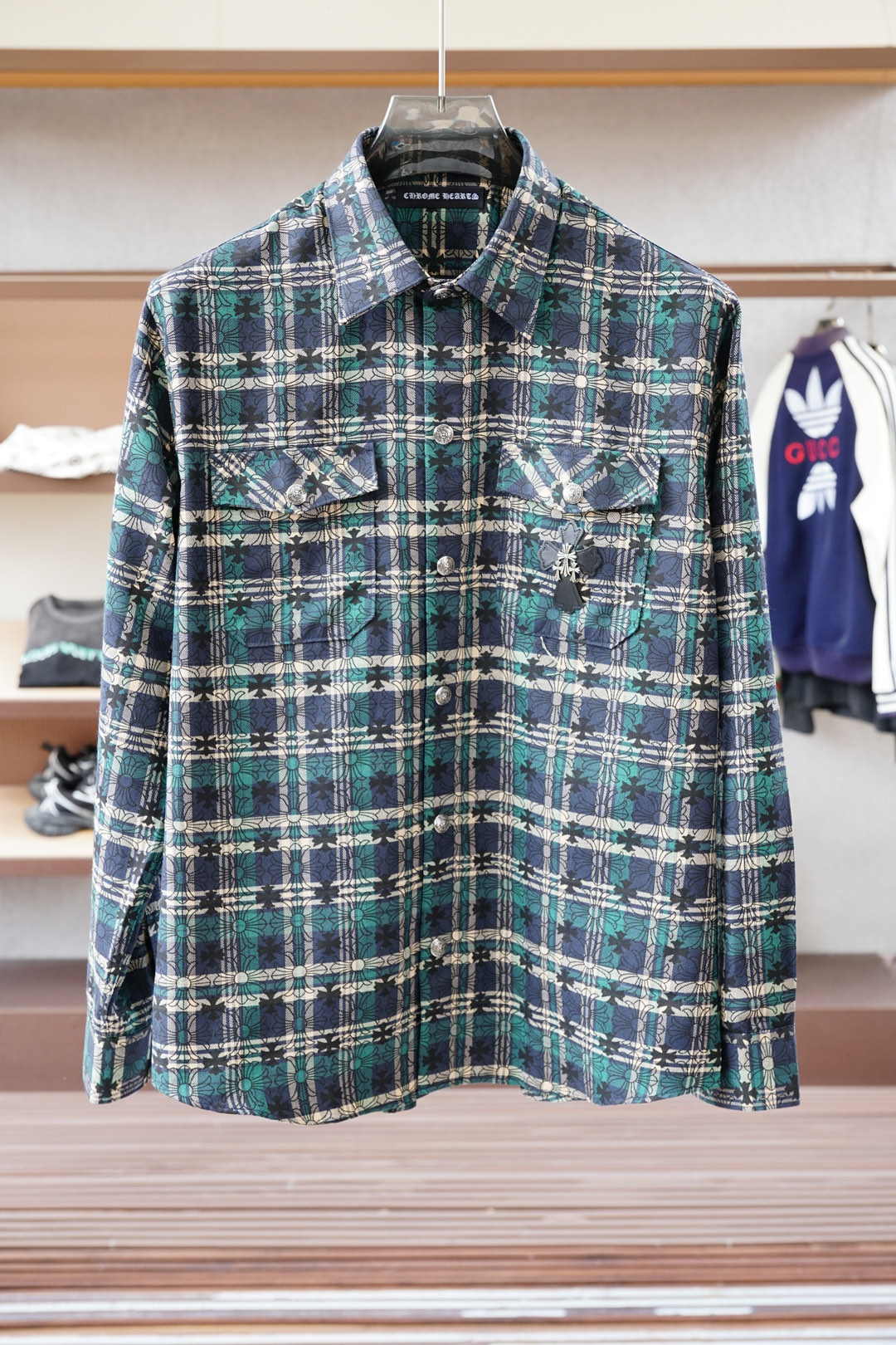 NO:549151,Croixing's latest fashionable green plaid printed long-sleeved jacket shirt jacket ~ Hong Kong Matheson channel product, 25 autumn and winter new style, official shirt category sales TOP level, exclusive sale!  This geometric-style shirt jacket is made of plaid weaving, and is low-key integrated into the brand's cross logo to create a fashionable look. A plaid shirt is undoubtedly a fashionable note, and it is still dazzling among similar products. With its genuine luxury quality, it makes people's eyes brighter and leaves more room for imagination. The unique brand texture style of the fabric's re-designed design more powerfully demonstrates the brand's status.  The overall shape is clean and neat, and the upper body can easily highlight the temperament and fashion sense. It is capable and handsome but also casual and comfortable!  The pockets and back are equipped with exclusive leather labels provided by the brand. It is an embellishment of the soul!  It is custom-woven in a century-old Italian workshop, with standard ready-to-wear processes, unique fabric texture and shape, exquisite printing technology, extremely luxurious and special fabrics, and rare fabrics that are unique on the market. The fabric attributes are all excellent, the vision is very fashionable and eye-catching, quite artistic, and the experience is wonderful!  The details are also very outstanding, the stitching is perfect, the buttons are made by exquisite handwork, the tailoring is first-class, and it has exclusive sophisticated cutting technology, conforms to the rigorous ergonomic design, and gives the new season fashion aesthetic value, both solemn and harmonious style, full of high-end sense!  Unrivaled in versatility and wide compatibility. Sizes M-XXXL, chrome hearts, jackets & coats, shirts, alexander wang19860909克罗星家最新时尚绿格子印花长袖外套衬衫外套～香港洋行渠道货,25年秋冬季新款,官方衬衫品类售卖TOP级别,独家销售！ 这款几何风格的衬衫外套以格纹编织制造而成,低调融入品牌十字架标志,缔造出时尚造型.一件格子衬衫无疑是一个时尚便签的存在,在一众同类商品中依然耀眼到灼目,凭借的是货真价实的奢华品质,让人眼前一亮,更有想象空间,面料的再造设计独特品牌纹理风格更有力的彰显品牌的身份地位. 整体造型干净利落,上身极易凸显气质和时髦感,即干练帅气亦随性惬意！口袋与后背都搭配品牌客供专属皮标.属于灵魂的点缀！ 意大利百年工坊定织而成,标准成衣工序,面料肌理形态别致,绝妙的印花工艺,极为奢华特殊的面料,市面绝无仅有的稀罕面料,面料属性皆为上乘,视觉非常时髦且吸睛,颇具艺术感,体验感妙不可言！ 在细节方面亦是非常出彩,走线严丝合缝,逢扣由精湛的手工参与,剪裁一流,拥有独家精良的裁剪技术,符合严谨的人体工程学设计,并赋予了新一季时装美学价值,亦庄亦谐的风格,高级感十足！无敌的百搭,兼容性广泛.尺码M-XXXL,,chrome hearts,jackets & coats,shirts,alexander wang,Men's clothing