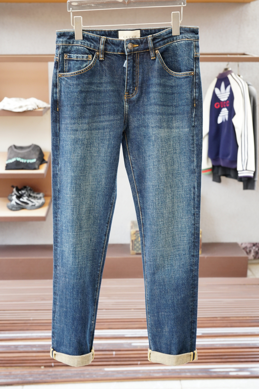 NO:549169,Gucci/25 years simple high-end light luxury classic slim straight jeans style cut design for men commuting versatile business jeans!  Simplicity is not simple. It symbolizes comfort and elegance!  !  Full of accent. Super stylish, simple and comfortable!  The touch is gentle, delicate, super soft and breathable, just suitable for this season, very high-end, and has a sense of design, and the upper body effect is great!  Original OEM, first-time recommendation in the industry, simple design can completely settle the impetuousness in men's hearts and add that unique fashion charm. It is more suitable for men who have experienced various vicissitudes of life!  In addition, the front pocket part incorporates the logo of the latest embroidery series. The items in this series can be said to be completely tailor-made for urban men. In addition to high-end classics, it also takes into account the fashionable temperament, showing a strong retro atmosphere and nostalgia. It has a unique charm and a full sense of style. It conveys personality and fashionable temperament and charm in traditional high-quality business and leisure, highlights exquisiteness and fashion charm, and highlights its own specifications and grades. A must-have classic high-end series!,,gucci,jeans,alexander wang19860909Gucci古奇/25年简约高端轻奢范经典修身小直筒牛仔裤版型裁剪设计男士通勤百搭商务牛仔裤！简约不简单.象征着舒适、优雅！！十足腔调.超有型,简洁舒适！手感温和、触感细腻,超柔和透气,正适合这个时节,非常高档,及其富有设计感,上身效果非常棒！原厂代工出品,业内首发推荐,简约的设计,它可以将男人心中那种浮躁彻底沉淀,增添那种独特的时尚魅力,它更加适合那种已经经历过各种沧桑岁月的男士！并且前口袋部其中融入了最新的刺绣系列的标志,这个系列的单品可以说是完全为都市型男量身定做,高级经典之外,并且兼顾时髦气质,尽显浓郁的复古气息和怀旧风情,有着一股独特的韵味,格调感十足,与传统的高规商务休闲中,传递个性与时髦气质魅力,凸显精致与时尚魅力,彰显自身的规格档次所在.必入的经典高端系列!,,gucci,jeans,alexander wang,Men's clothing