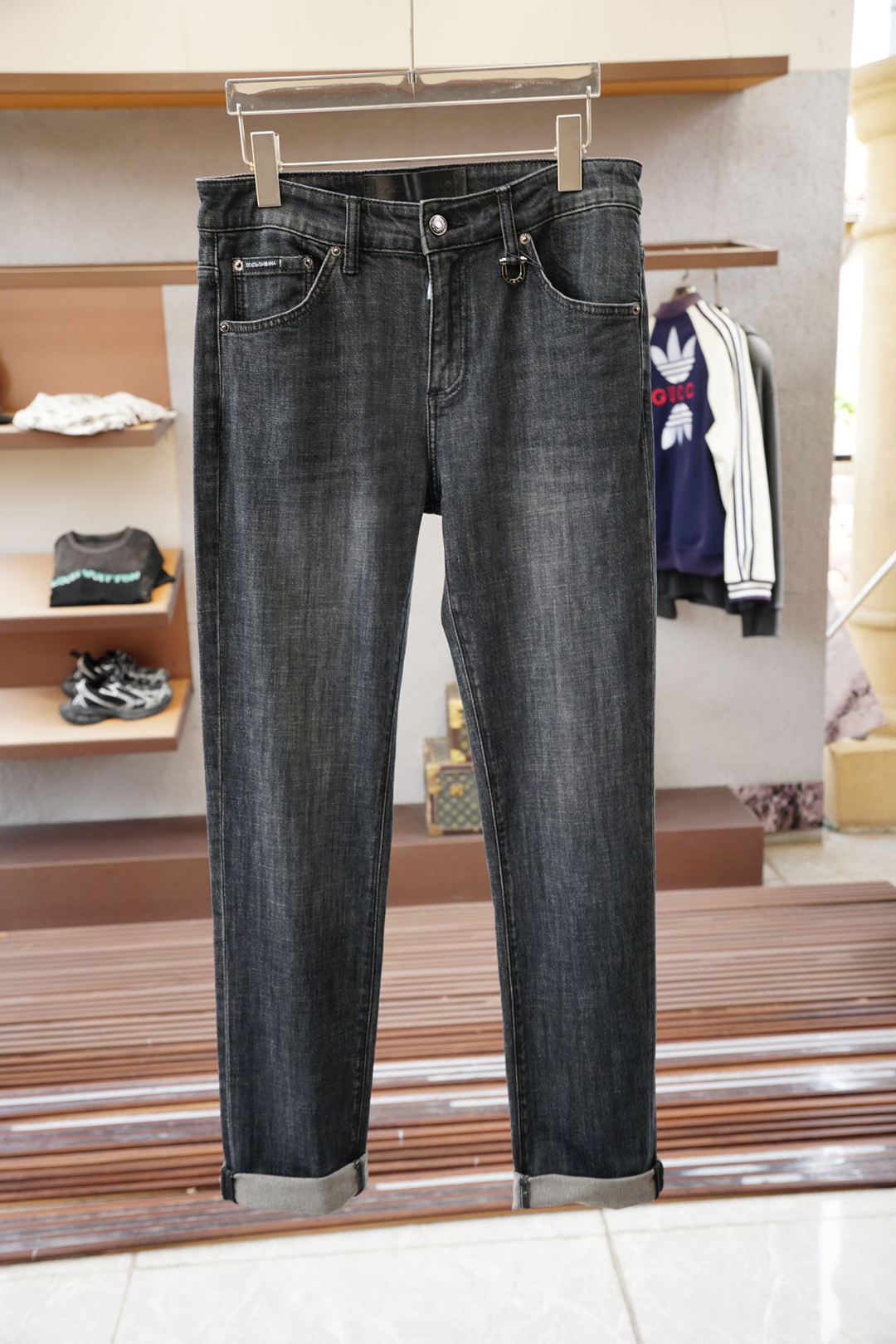 NO:549173,DG-25-year simple high-end light luxury style classic slim fit small straight jeans style cut design for men's commuting versatile business jeans!  Simplicity is not simple. It symbolizes comfort and elegance!  !  Full of accent. Super stylish, simple and comfortable!  The touch is gentle, delicate, super soft and breathable, just suitable for this season, very high-end, and has a sense of design, and the upper body effect is great!  Original OEM, first-time recommendation in the industry, simple design can completely settle the impetuousness in men's hearts and add that unique fashion charm. It is more suitable for men who have experienced various vicissitudes of life!  In addition, the front pocket part incorporates the logo of the latest embroidery series. The items in this series can be said to be completely tailor-made for urban men. In addition to high-end classics, it also takes into account the fashionable temperament, showing a strong retro atmosphere and nostalgia. It has a unique charm and a full sense of style. It conveys personality and fashionable temperament and charm in traditional high-quality business and leisure, highlights exquisiteness and fashion charm, and highlights its own specifications and grades. A must-have classic high-end series!, jeans, alexander wang19860909DG-25年简约高端轻奢范经典修身小直筒牛仔裤版型裁剪设计男士通勤百搭商务牛仔裤！简约不简单.象征着舒适、优雅！！十足腔调.超有型,简洁舒适！手感温和、触感细腻,超柔和透气,正适合这个时节,非常高档,及其富有设计感,上身效果非常棒！原厂代工出品,业内首发推荐,简约的设计,它可以将男人心中那种浮躁彻底沉淀,增添那种独特的时尚魅力,它更加适合那种已经经历过各种沧桑岁月的男士！并且前口袋部其中融入了最新的刺绣系列的标志,这个系列的单品可以说是完全为都市型男量身定做,高级经典之外,并且兼顾时髦气质,尽显浓郁的复古气息和怀旧风情,有着一股独特的韵味,格调感十足,与传统的高规商务休闲中,传递个性与时髦气质魅力,凸显精致与时尚魅力,彰显自身的规格档次所在.必入的经典高端系列!,,jeans,alexander wang,Men's clothing