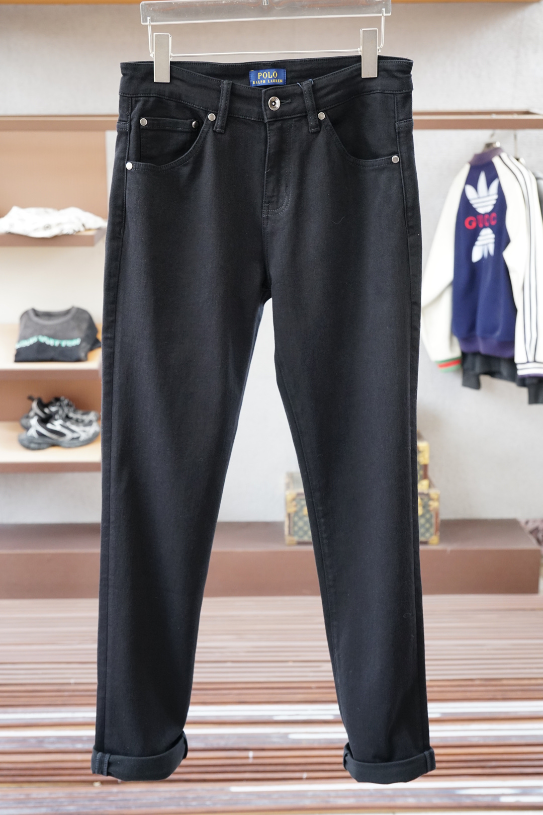 NO:549178,Polo-25 simple high-end light luxury style classic slim straight jeans style cut design for men's commuting versatile business jeans!  Simplicity is not simple. It symbolizes comfort and elegance!  !  Full of accent. Super stylish, simple and comfortable!  The touch is gentle, delicate, super soft and breathable, just suitable for this season, very high-end, and has a sense of design, and the upper body effect is great!  Original OEM, first-time recommendation in the industry, simple design can completely settle the impetuousness in men's hearts and add that unique fashion charm. It is more suitable for men who have experienced various vicissitudes of life!  In addition, the front pocket part incorporates the logo of the latest embroidery series. The items in this series can be said to be completely tailor-made for urban men. In addition to high-end classics, it also takes into account the fashionable temperament, showing a strong retro atmosphere and nostalgia. It has a unique charm and a full sense of style. It conveys personality and fashionable temperament and charm in traditional high-quality business and leisure, highlights exquisiteness and fashion charm, and highlights its own specifications and grades. A must-have classic high-end series!, jeans, alexander wang19860909Polo-25年简约高端轻奢范经典修身小直筒牛仔裤版型裁剪设计男士通勤百搭商务牛仔裤！简约不简单.象征着舒适、优雅！！十足腔调.超有型,简洁舒适！手感温和、触感细腻,超柔和透气,正适合这个时节,非常高档,及其富有设计感,上身效果非常棒！原厂代工出品,业内首发推荐,简约的设计,它可以将男人心中那种浮躁彻底沉淀,增添那种独特的时尚魅力,它更加适合那种已经经历过各种沧桑岁月的男士！并且前口袋部其中融入了最新的刺绣系列的标志,这个系列的单品可以说是完全为都市型男量身定做,高级经典之外,并且兼顾时髦气质,尽显浓郁的复古气息和怀旧风情,有着一股独特的韵味,格调感十足,与传统的高规商务休闲中,传递个性与时髦气质魅力,凸显精致与时尚魅力,彰显自身的规格档次所在.必入的经典高端系列!,,jeans,alexander wang,Men's clothing