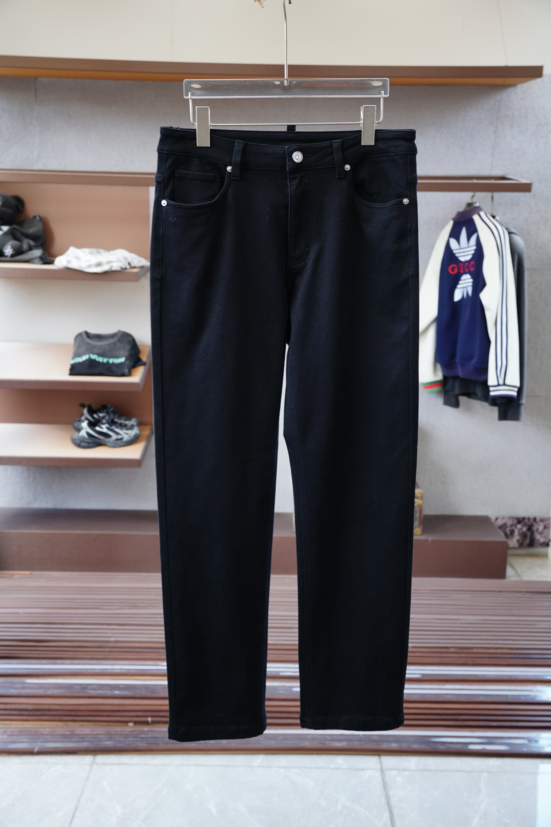 NO:549197,Margiela - 25 years of simple, high-end, light luxury, classic mulberry silk Tencel modal jeans Rabbit - cut-out design for men's commuting and versatile business jeans!  Simplicity is not simple. It symbolizes comfort and elegance!  !  Full of style. Super stylish, simple and comfortable!  It feels gentle to the touch, delicate to the touch, super soft and breathable, just right for this season, very high-end, and rich in design, and the upper body effect is great!  Produced by the original factory, recommended for the first time in the industry, with a simple design, it can completely settle the impatience in men's hearts and add that unique fashion charm. It is more suitable for men who have experienced various vicissitudes of life!  Moreover, the latest embroidery series logo is integrated into the front pocket. This series of items can be said to be completely tailor-made for urban men. In addition to being high-end classics, they also take into account fashionable temperament, showing a strong retro atmosphere and nostalgic style. It has a unique charm and full sense of style. It conveys personality and fashionable temperament charm in traditional high-standard business and leisure, highlights exquisiteness and fashionable charm, and highlights its own specifications and grades. A must-have classic high-end series!,,masion  margiela,jeans,alexander wang19860909马吉拉-25年简约高端轻奢范经典桑蚕丝天丝莫代尔牛仔裤兔子-版型裁剪设计男士通勤百搭商务牛仔裤！简约不简单.象征着舒适、优雅！！十足腔调.超有型,简洁舒适！手感温和、触感细腻,超柔和透气,正适合这个时节,非常高档,及其富有设计感,上身效果非常棒！原厂代工出品,业内首发推荐,简约的设计,它可以将男人心中那种浮躁彻底沉淀,增添那种独特的时尚魅力,它更加适合那种已经经历过各种沧桑岁月的男士！并且前口袋部其中融入了最新的刺绣系列的标志,这个系列的单品可以说是完全为都市型男量身定做,高级经典之外,并且兼顾时髦气质,尽显浓郁的复古气息和怀旧风情,有着一股独特的韵味,格调感十足,与传统的高规商务休闲中,传递个性与时髦气质魅力,凸显精致与时尚魅力,彰显自身的规格档次所在.必入的经典高端系列!,,masion margiela,jeans,alexander wang,Men's clothing