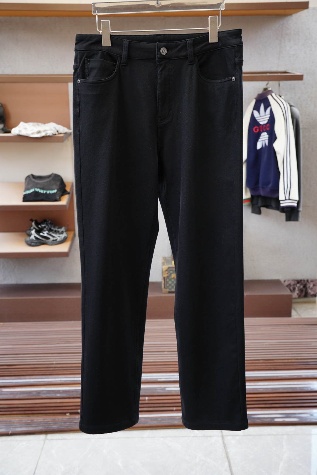 NO:549166,Fendi - 25 years simple high-end light luxury classic mulberry silk Tensile Modal jeans style cut design for men commuting versatile business jeans!  Simplicity is not simple. It symbolizes comfort and elegance!  !  Full of accent. Super stylish, simple and comfortable!  The touch is gentle, delicate, super soft and breathable, just suitable for this season, very high-end, and has a sense of design, and the upper body effect is great!  Original OEM, first-time recommendation in the industry, simple design can completely settle the impetuousness in men's hearts and add that unique fashion charm. It is more suitable for men who have experienced various vicissitudes of life!  In addition, the front pocket part incorporates the logo of the latest embroidery series. The items in this series can be said to be completely tailor-made for urban men. In addition to high-end classics, it also takes into account the fashionable temperament, showing a strong retro atmosphere and nostalgia. It has a unique charm and a full sense of style. It conveys personality and fashionable temperament and charm in traditional high-quality business and leisure, highlights exquisiteness and fashion charm, and highlights its own specifications and grades. A must-have classic high-end series!,,fendi,fendi,jeans,alexander wang19860909Fendi 芬迪-25年简约高端轻奢范经典桑蚕丝天丝莫代尔牛仔裤版型裁剪设计男士通勤百搭商务牛仔裤！简约不简单.象征着舒适、优雅！！十足腔调.超有型,简洁舒适！手感温和、触感细腻,超柔和透气,正适合这个时节,非常高档,及其富有设计感,上身效果非常棒！原厂代工出品,业内首发推荐,简约的设计,它可以将男人心中那种浮躁彻底沉淀,增添那种独特的时尚魅力,它更加适合那种已经经历过各种沧桑岁月的男士！并且前口袋部其中融入了最新的刺绣系列的标志,这个系列的单品可以说是完全为都市型男量身定做,高级经典之外,并且兼顾时髦气质,尽显浓郁的复古气息和怀旧风情,有着一股独特的韵味,格调感十足,与传统的高规商务休闲中,传递个性与时髦气质魅力,凸显精致与时尚魅力,彰显自身的规格档次所在.必入的经典高端系列!,,fendi,fendi,jeans,alexander wang,Men's clothing