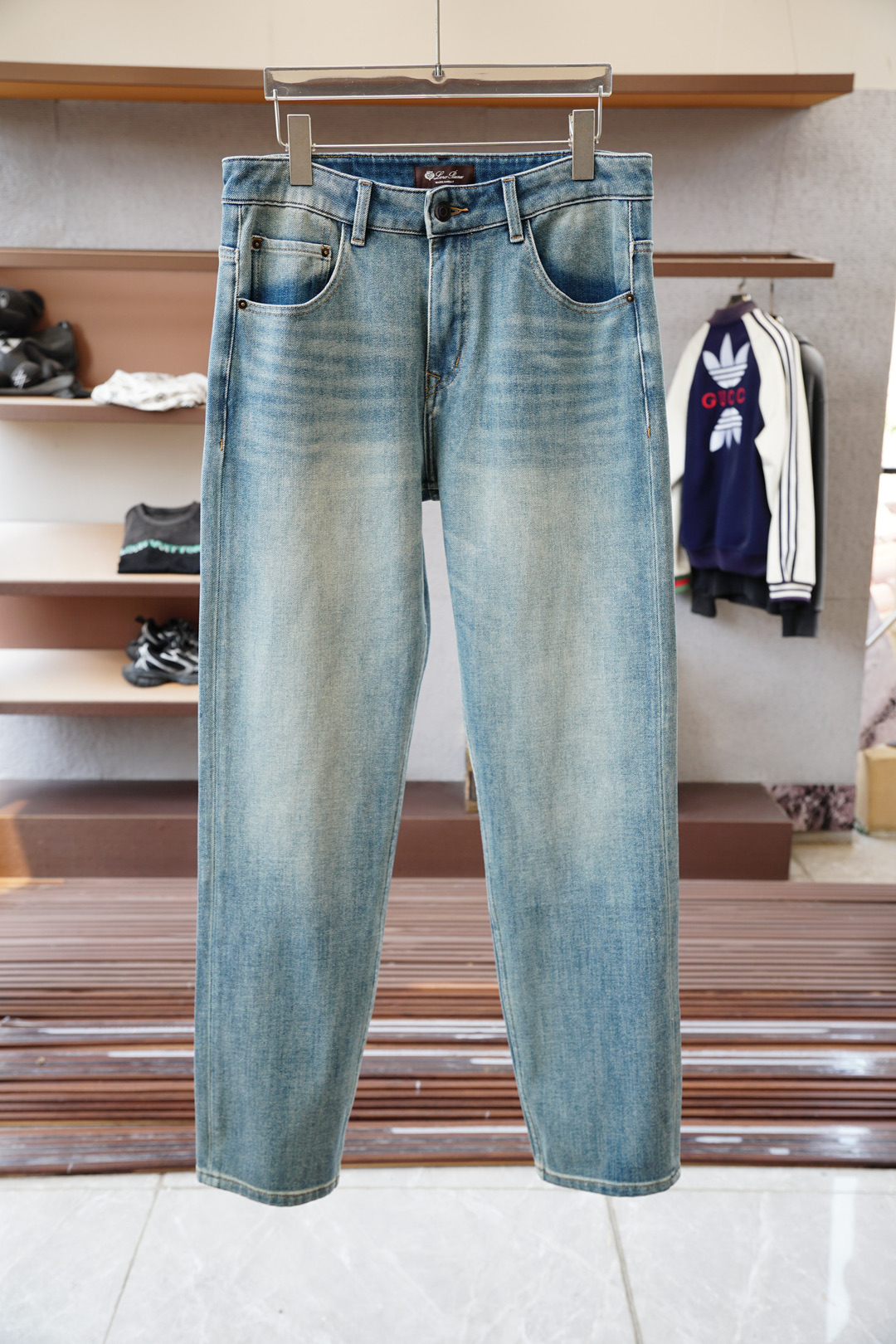 NO:612226,, LP high-end custom-made, washed straight-leg jeans, neat cuts visible to the naked eye, straight-leg slim fit pants!  Custom-woven and dyed denim denim fabric, the waistband is a classic leather label!  The inner lining has belt loop details, dense and neat wiring, customized hardware with logo engraving, classic fly zipper, and a five-pocket basic model that is easy on the upper body!  Size 29-30-31-32-33-34-36,,loro piana,jeans,alexander wang19860909,LP高端定制,水洗直筒牛仔裤 肉眼可见的利落裁剪,直筒修身款裤型！定织定染牛仔丹宁布面,裤腰是经典的皮标！内衬有腰带袢细节,密实齐整走线,客供定制五金并有logo雕刻,经典门襟拉链,五口袋的基础款,上身不挑人！尺码29-30-31-32-33-34-36,,loro piana,jeans,alexander wang,Men's clothing