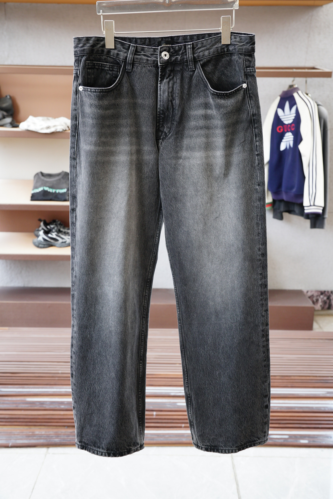 NO:612231,, LP high-end customization, washed straight jeans, neat tailoring visible to the naked eye, straight slim fit!  Custom-woven and dyed denim denim fabric, the waistband is a classic leather label!  The inner lining has belt loop details, dense and neat wiring, customized hardware with logo engraving, classic fly zipper, and a five-pocket basic model that is easy on the upper body!  Size 29-30-31-32-33-34-36,,loro piana,jeans,alexander wang19860909, LP高端定制,水洗直筒牛仔裤 肉眼可见的利落裁剪,直筒修身款裤型！定织定染牛仔丹宁布面,裤腰是经典的皮标！内衬有腰带袢细节,密实齐整走线,客供定制五金并有logo雕刻,经典门襟拉链,五口袋的基础款,上身不挑人！尺码29-30-31-32-33-34-36,,loro piana,jeans,alexander wang,Men's clothing