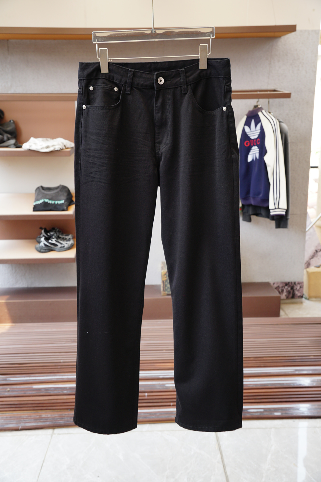 NO:612236,, LP high-end custom-made, washed straight-leg jeans, neat cuts visible to the naked eye, straight-leg slim fit pants!  Custom-woven and dyed denim denim fabric, the waistband is a classic leather label!  The inner lining has belt loop details, dense and neat wiring, customized hardware with logo engraving, classic fly zipper, and a five-pocket basic model that is easy on the upper body!  Size 29-30-31-32-33-34-36,,loro piana,jeans,alexander wang19860909,LP高端定制,水洗直筒牛仔裤 肉眼可见的利落裁剪,直筒修身款裤型！定织定染牛仔丹宁布面,裤腰是经典的皮标！内衬有腰带袢细节,密实齐整走线,客供定制五金并有logo雕刻,经典门襟拉链,五口袋的基础款,上身不挑人！尺码29-30-31-32-33-34-36,,loro piana,jeans,alexander wang,Men's clothing