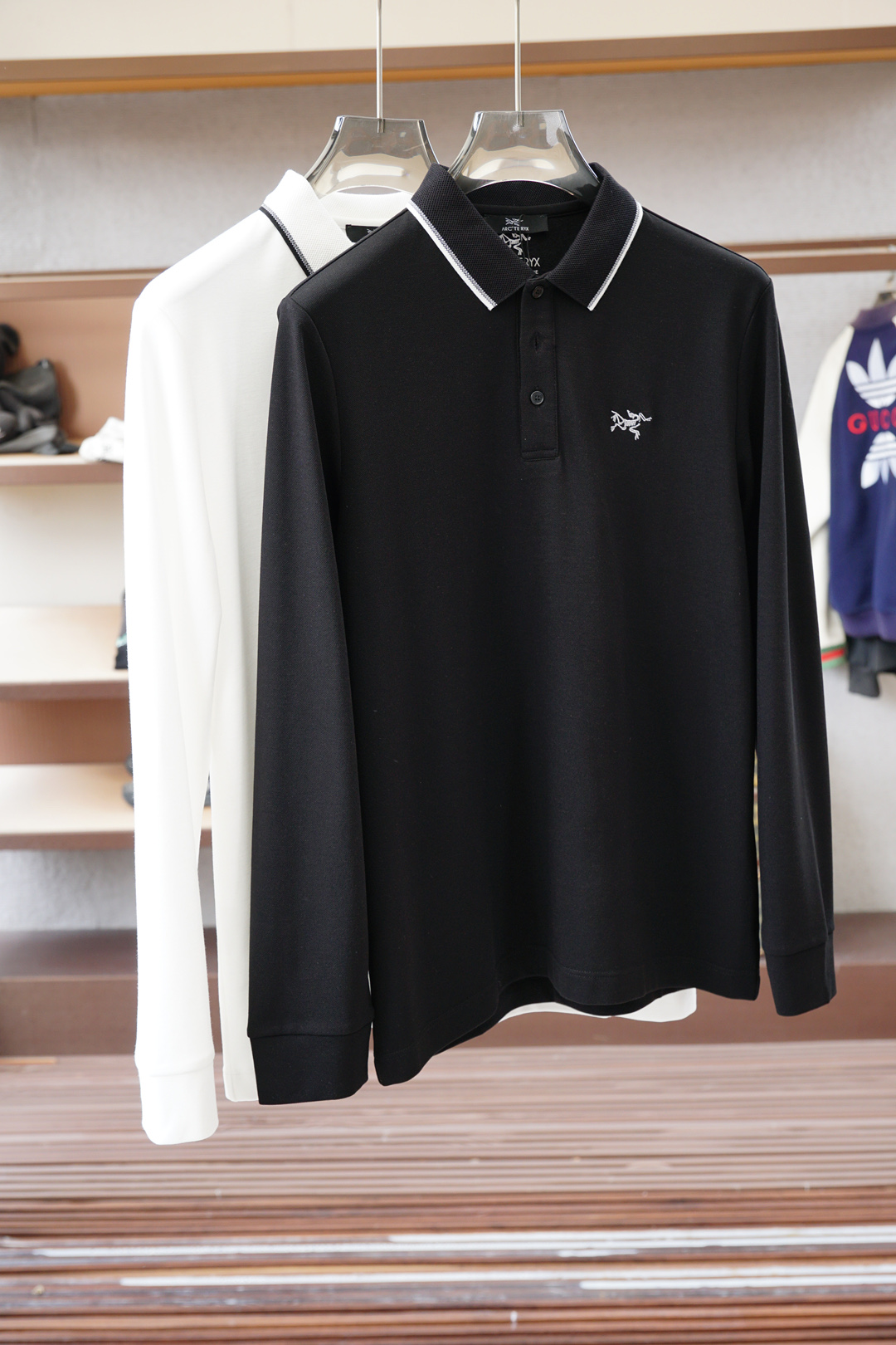 NO:550625,Archaeopteryx - 2025 autumn and winter series is available for new long-sleeved Polo shirts, luxurious classic elements design!  The comfortable and breathable knitted fabric is a prestigious hit, high-end custom fabric, master-level tailoring, invincible texture, excellent skin-friendly craftsmanship, smooth lines, perfectly matched with the entire shirt, unique design, quite fashionable, overall light luxury and high-end details are perfect, confirming the original craftsmanship and excellent quality. As a single item of appearance, it can dominate the mixing and matching of the entire dressing season. Whether it is worn alone or in the inner, it is quite eye-catching. The upper body effect is excellent, elegant and intellectual, and it is easy to highlight the temperament!  Size M-3XL, arc'teryx,shirts,alexander wang19860909始祖鸟-2025秋冬系列上新 长袖Polo 衬衫,奢华经典元素设计！采用舒适透气针织面料属于入柜级别,可预见性的爆款,高级定制面料,大师级剪裁,质感无敌,亲肤性极佳工艺精湛,线条流畅,完美搭配整款衬衫的设计别具一格,颇具时髦感,整体轻奢高级 细节完美如斯,印证了原厂的匠心工艺,品相极为优等,作为颜值系的一款单品,可以主导整个穿搭季的混搭,无论单穿或者内搭都颇为吸睛,上身效果超赞,优雅而知性,极易凸显出气质的类型！尺码M-3XL,arc'teryx,shirts,alexander wang,Men's clothing