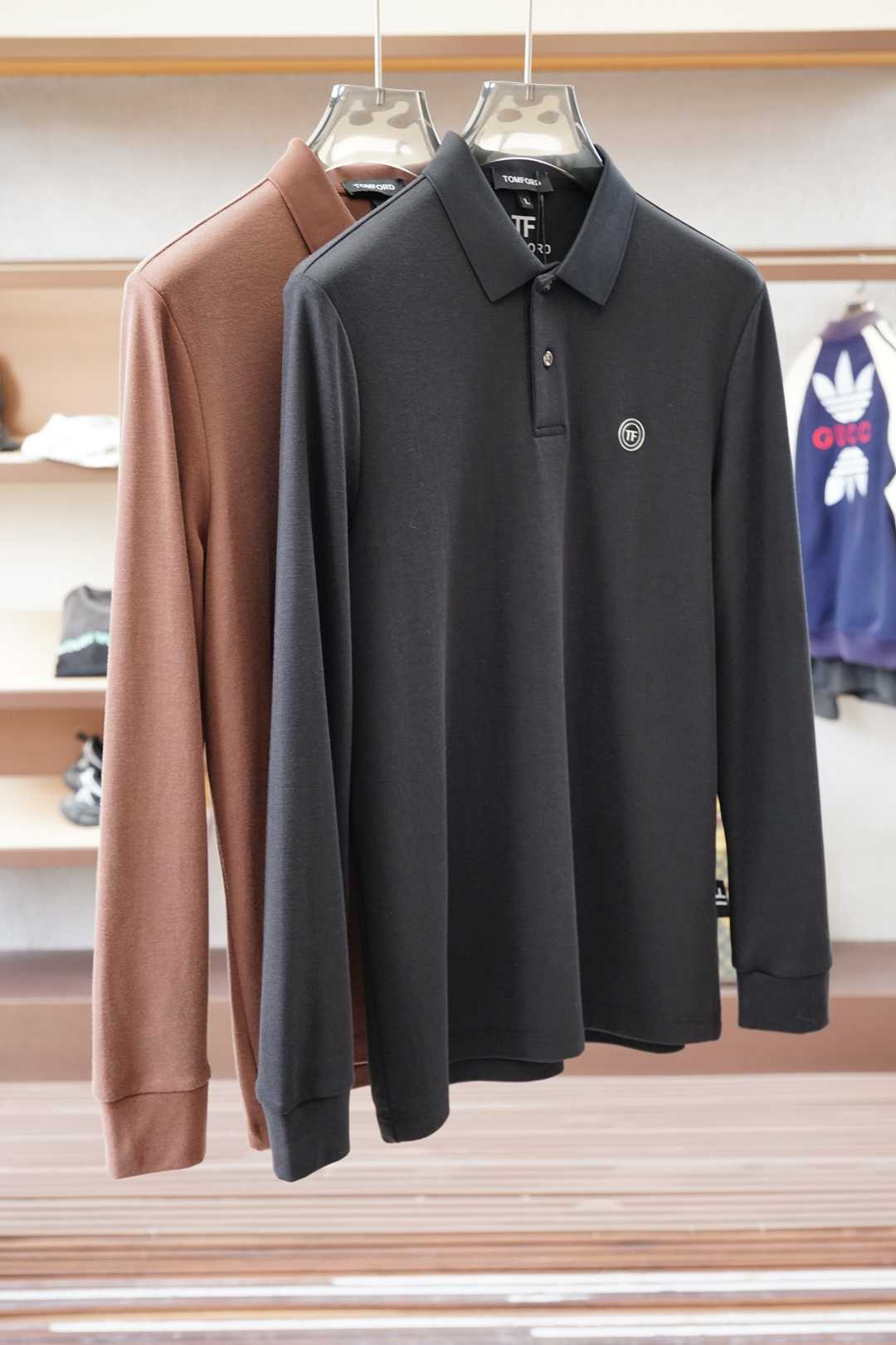 NO:550602,- TF-2025 autumn and winter series is available for new long-sleeved Polo shirts, luxurious and classic elements design!  The comfortable and breathable knitted fabric is a prestigious hit, high-end custom fabric, master-level tailoring, invincible texture, excellent skin-friendly craftsmanship, smooth lines, perfectly matched with the entire shirt, unique design, quite fashionable, overall light luxury and high-end details are perfect, confirming the original craftsmanship and excellent quality. As a single item of appearance, it can dominate the mixing and matching of the entire dressing season. Whether it is worn alone or in the inner, it is quite eye-catching. The upper body effect is excellent, elegant and intellectual, and it is easy to highlight the temperament!  Size M-3XL,,tom ford,shirts,alexander wang19860909- TF-2025秋冬系列上新 长袖Polo 衬衫,奢华经典元素设计！采用舒适透气针织面料属于入柜级别,可预见性的爆款,高级定制面料,大师级剪裁,质感无敌,亲肤性极佳工艺精湛,线条流畅,完美搭配整款衬衫的设计别具一格,颇具时髦感,整体轻奢高级 细节完美如斯,印证了原厂的匠心工艺,品相极为优等,作为颜值系的一款单品,可以主导整个穿搭季的混搭,无论单穿或者内搭都颇为吸睛,上身效果超赞,优雅而知性,极易凸显出气质的类型！尺码M-3XL,,tom ford,shirts,alexander wang,Men's clothing