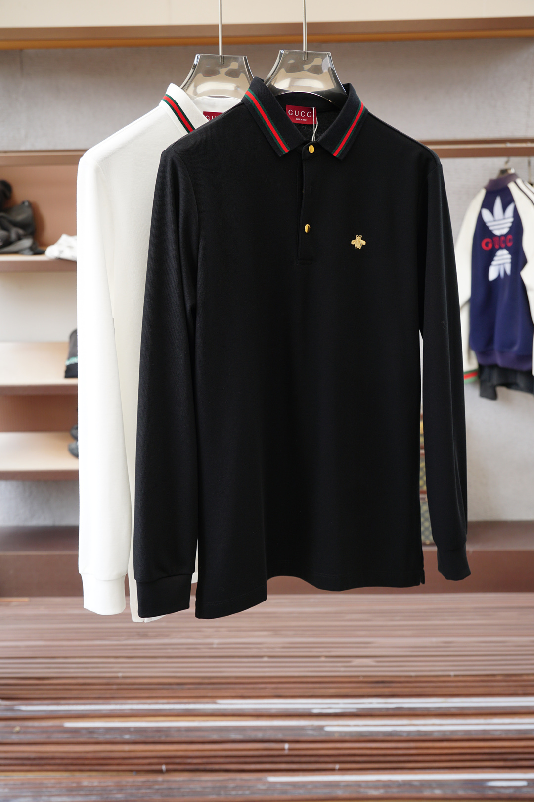 NO:550576,- Gucci/2025 autumn and winter series is available for new long-sleeved Polo shirts, luxurious classic elements design!  The comfortable and breathable knitted fabric is a prestigious hit, high-end custom fabric, master-level tailoring, invincible texture, excellent skin-friendly craftsmanship, smooth lines, perfectly matched with the entire shirt, unique design, quite fashionable, overall light luxury and high-end details are perfect, confirming the original craftsmanship and excellent quality. As a single item of appearance, it can dominate the mixing and matching of the entire dressing season. Whether it is worn alone or in the inner wear, it is quite eye-catching. The upper body effect is excellent, elegant and intellectual, and it is easy to highlight the temperament!  Size M-3XL, gucci,shirts,alexander wang19860909- Gucci古奇/2025秋冬系列上新 长袖Polo 衬衫,奢华经典元素设计！采用舒适透气针织面料属于入柜级别,可预见性的爆款,高级定制面料,大师级剪裁,质感无敌,亲肤性极佳工艺精湛,线条流畅,完美搭配整款衬衫的设计别具一格,颇具时髦感,整体轻奢高级 细节完美如斯,印证了原厂的匠心工艺,品相极为优等,作为颜值系的一款单品,可以主导整个穿搭季的混搭,无论单穿或者内搭都颇为吸睛,上身效果超赞,优雅而知性,极易凸显出气质的类型！尺码M-3XL,,gucci,shirts,alexander wang,Men's clothing