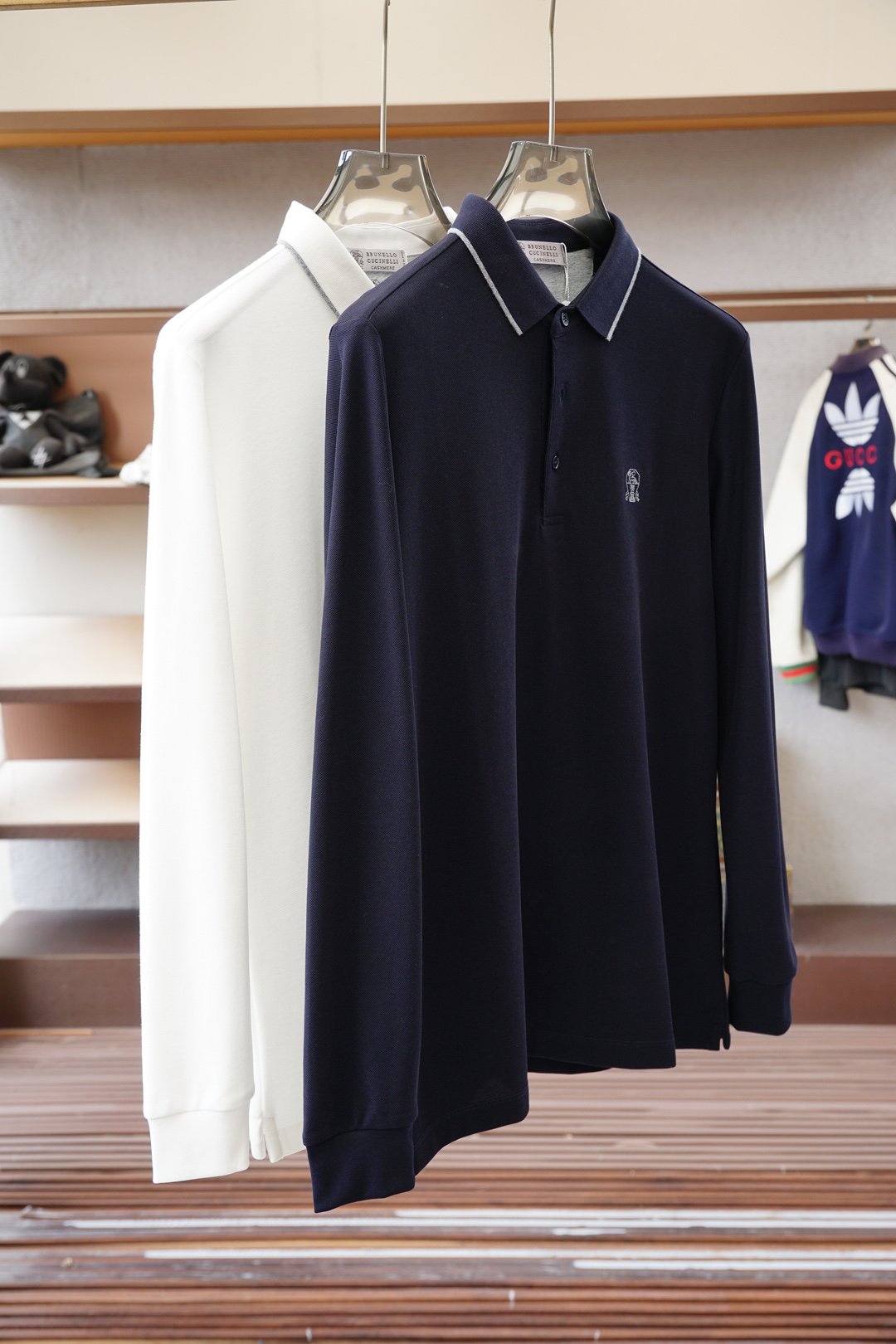 NO:550579,- BC-2025 autumn and winter series is available for new long-sleeved Polo shirts, luxurious and classic elements design!  The comfortable and breathable knitted fabric is a prestigious hit, high-end custom fabric, master-level tailoring, invincible texture, excellent skin-friendly craftsmanship, smooth lines, perfectly matched with the entire shirt, unique design, quite fashionable, overall light luxury and high-end details are perfect, confirming the original craftsmanship and excellent quality. As a single item of appearance, it can dominate the mixing and matching of the entire dressing season. Whether it is worn alone or in the inner, it is quite eye-catching. The upper body effect is excellent, elegant and intellectual, and it is easy to highlight the temperament!  Size M-3XL, Shirts,alexander wang19860909- BC-2025秋冬系列上新 长袖Polo 衬衫,奢华经典元素设计！采用舒适透气针织面料属于入柜级别,可预见性的爆款,高级定制面料,大师级剪裁,质感无敌,亲肤性极佳工艺精湛,线条流畅,完美搭配整款衬衫的设计别具一格,颇具时髦感,整体轻奢高级 细节完美如斯,印证了原厂的匠心工艺,品相极为优等,作为颜值系的一款单品,可以主导整个穿搭季的混搭,无论单穿或者内搭都颇为吸睛,上身效果超赞,优雅而知性,极易凸显出气质的类型！尺码M-3XL,,shirts,alexander wang,Men's clothing