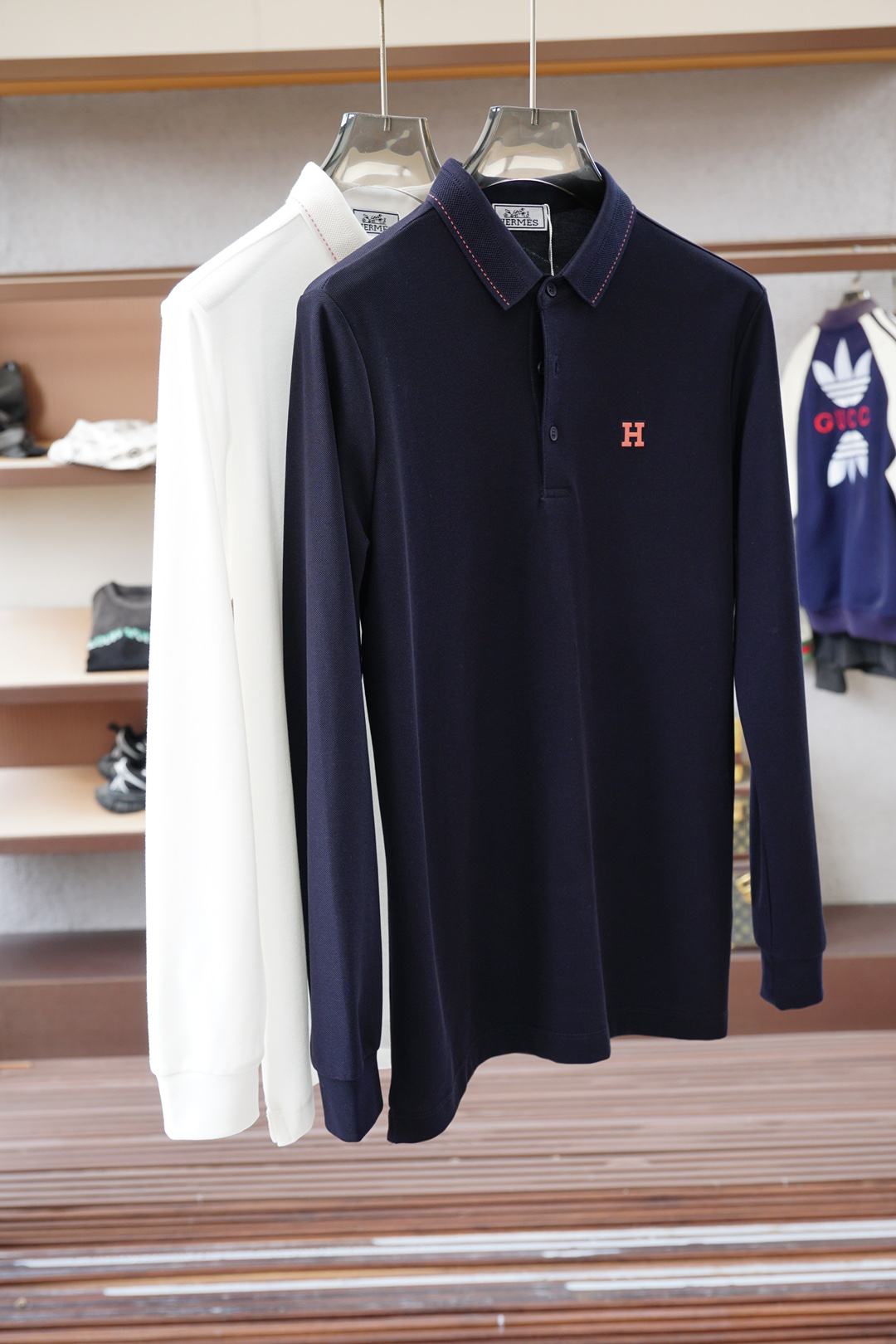 NO:550582,- Hermes - 2025 autumn and winter series is available for new long-sleeved Polo shirts, luxurious classic elements design!  The comfortable and breathable knitted fabric is a prestigious hit, high-end custom fabric, master-level tailoring, invincible texture, excellent skin-friendly craftsmanship, smooth lines, perfectly matched with the entire shirt, unique design, quite fashionable, overall light luxury and high-end details are perfect, confirming the original craftsmanship and excellent quality. As a single item of appearance, it can dominate the mixing and matching of the entire dressing season. Whether it is worn alone or in the inner wear, it is quite eye-catching. The upper body effect is excellent, elegant and intellectual, and it is easy to highlight the temperament!  Size M-3XL, hermes, hermes,shirts,alexander wang19860909- Hermes爱马仕-2025秋冬系列上新 长袖Polo 衬衫,奢华经典元素设计！采用舒适透气针织面料属于入柜级别,可预见性的爆款,高级定制面料,大师级剪裁,质感无敌,亲肤性极佳工艺精湛,线条流畅,完美搭配整款衬衫的设计别具一格,颇具时髦感,整体轻奢高级 细节完美如斯,印证了原厂的匠心工艺,品相极为优等,作为颜值系的一款单品,可以主导整个穿搭季的混搭,无论单穿或者内搭都颇为吸睛,上身效果超赞,优雅而知性,极易凸显出气质的类型！尺码M-3XL,,hermes,hermes,shirts,alexander wang,Men's clothing