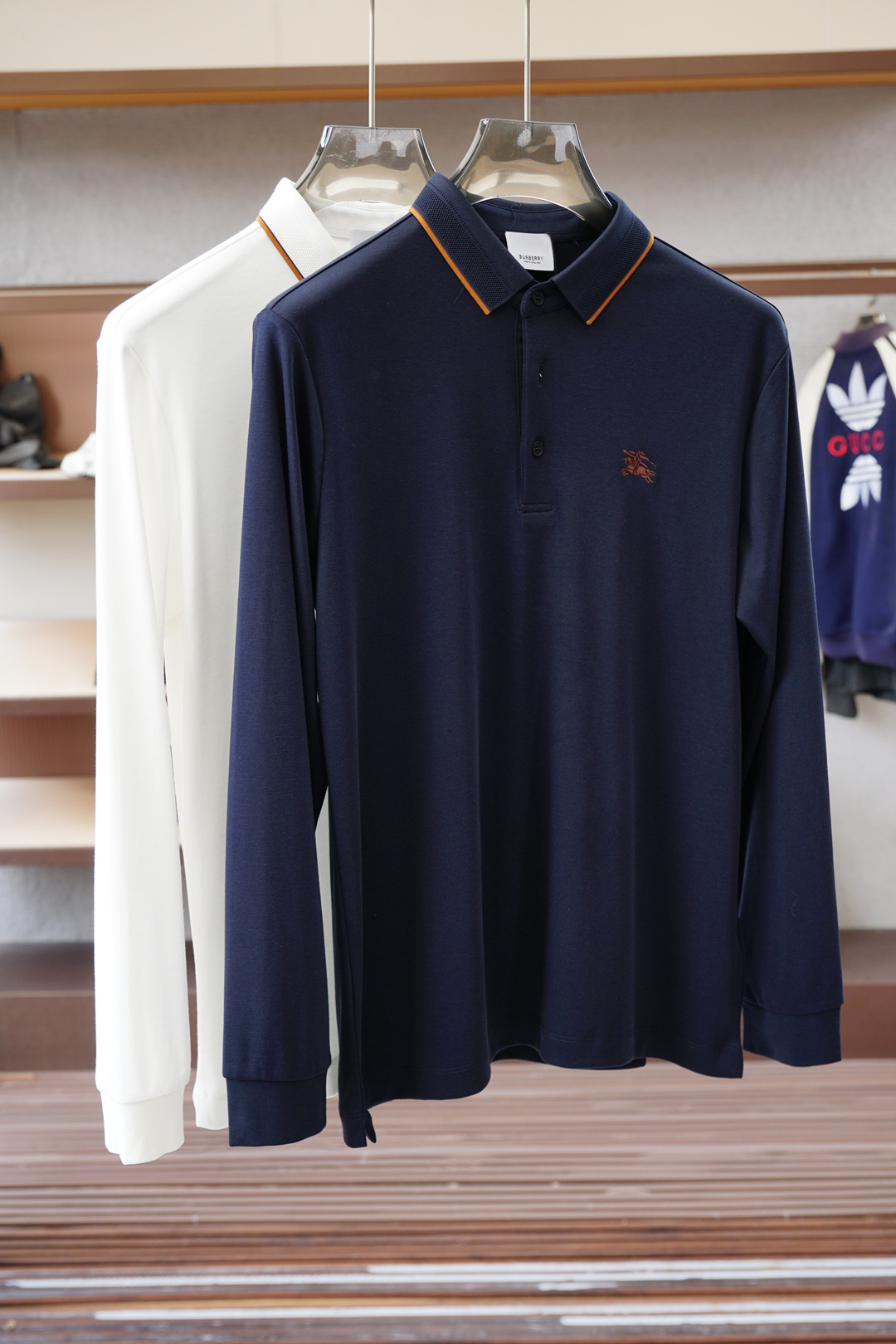 NO:550585,- Burberry-2025 autumn and winter series is available for new long-sleeved Polo shirts, luxurious and classic elements design!  The comfortable and breathable knitted fabric is a prestigious hit, high-end custom fabric, master-level tailoring, invincible texture, excellent skin-friendly craftsmanship, smooth lines, perfectly matched with the entire shirt, unique design, quite fashionable, overall light luxury and high-end details are perfect, confirming the original craftsmanship and excellent quality. As a single item of appearance, it can dominate the mixing and matching of the entire dressing season. Whether it is worn alone or in the inner wear, it is quite eye-catching. The upper body effect is excellent, elegant and intellectual, and it is easy to highlight the temperament!  Size M-3XL, burberry,shirts,alexander wang19860909- 巴宝莉-2025秋冬系列上新 长袖Polo 衬衫,奢华经典元素设计！采用舒适透气针织面料属于入柜级别,可预见性的爆款,高级定制面料,大师级剪裁,质感无敌,亲肤性极佳工艺精湛,线条流畅,完美搭配整款衬衫的设计别具一格,颇具时髦感,整体轻奢高级 细节完美如斯,印证了原厂的匠心工艺,品相极为优等,作为颜值系的一款单品,可以主导整个穿搭季的混搭,无论单穿或者内搭都颇为吸睛,上身效果超赞,优雅而知性,极易凸显出气质的类型！尺码M-3XL,,burberry,shirts,alexander wang,Men's clothing