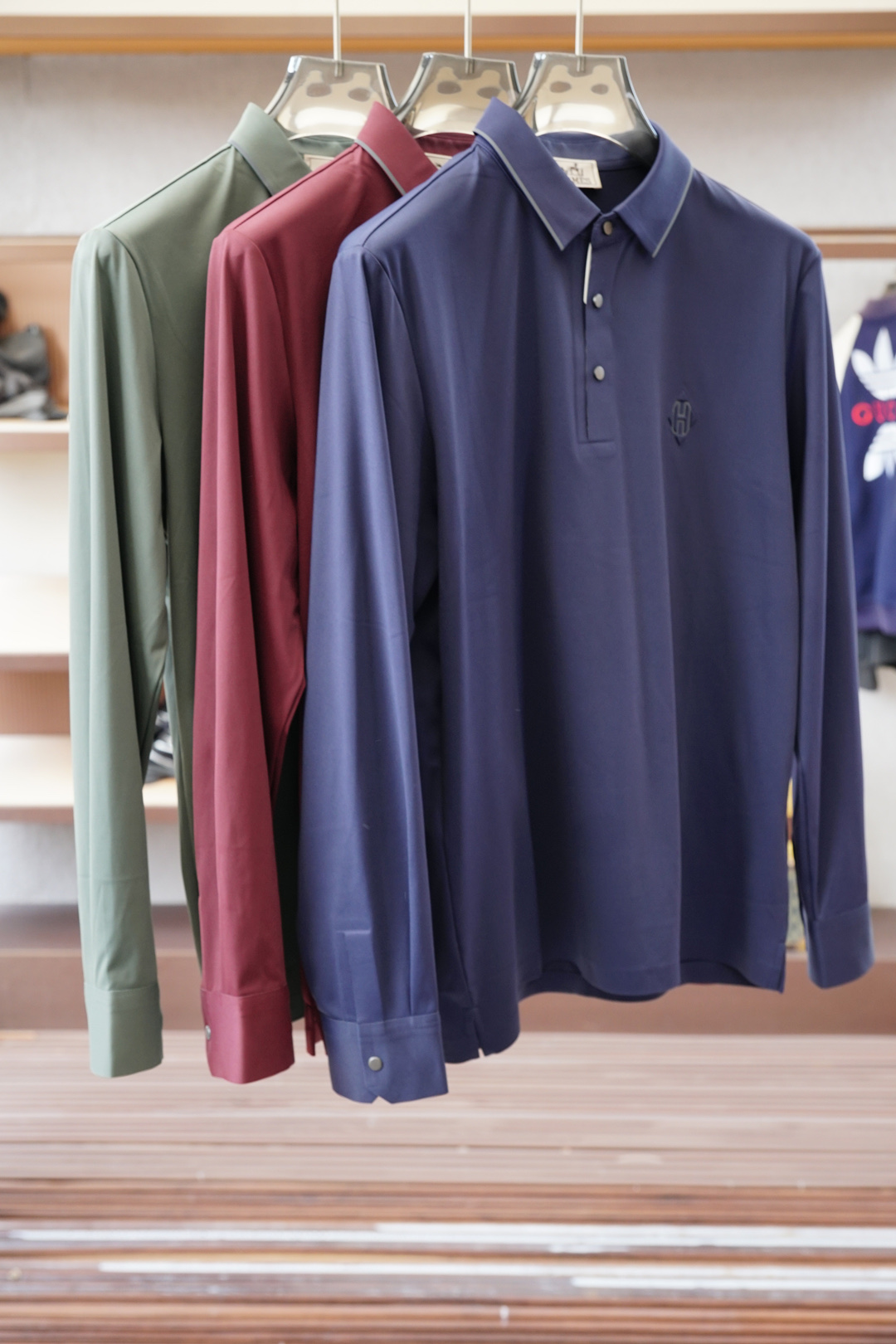 NO:550588,- Hermes-Hermes-2025 autumn and winter series new long-sleeved Polo shirt, designed with luxurious classic elements!  The use of comfortable and breathable knitted fabrics is at cabinet level, a predictable hit, advanced custom-made fabrics, master-level tailoring, invincible texture, excellent skin-friendliness, exquisite craftsmanship, smooth lines, perfect matching with the whole shirt. The design is unique, quite fashionable, and the overall light luxury and high-end  The details are so perfect, which proves the original craftsmanship, and the appearance is extremely high-quality. As a good-looking item, it can dominate the mix and match of the entire dressing season. It is quite eye-catching whether worn alone or as an inner layer. The upper body effect is superb, elegant and intellectual, and it is easy to highlight the temperament type!  Size M-3XL,,hermes,hermes,shirts,alexander wang19860909- 爱马仕- Hermes-2025秋冬系列上新 长袖Polo 衬衫,奢华经典元素设计！采用舒适透气针织面料属于入柜级别,可预见性的爆款,高级定制面料,大师级剪裁,质感无敌,亲肤性极佳工艺精湛,线条流畅,完美搭配整款衬衫的设计别具一格,颇具时髦感,整体轻奢高级 细节完美如斯,印证了原厂的匠心工艺,品相极为优等,作为颜值系的一款单品,可以主导整个穿搭季的混搭,无论单穿或者内搭都颇为吸睛,上身效果超赞,优雅而知性,极易凸显出气质的类型！尺码M-3XL,,hermes,hermes,shirts,alexander wang,Men's clothing