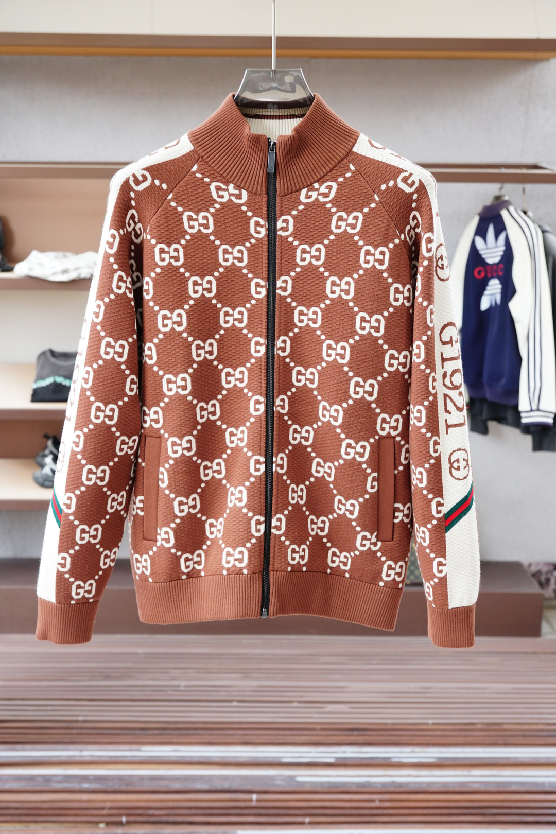 NO:550607,Gucci / Autumn and Winter Series is new, fashionable and exquisite stand-alone jacket, this sweatshirt is made of imported thickened 450g knitted cotton fabric, which is a super comfortable wearing experience!  Three-dimensional tailoring is easy to wear and not picky! The three-dimensional embroidered logo on the chest is exquisite and dense, simple and exquisite. The small stand collar + half-zipper pullover style is easy to put on and take off!  Your neck will not be exposed to the cold wind in winter!  Especially suitable for outdoor sports in autumn and winter!  !  Whether it is the outside or the inside, the brand spirit is everywhere!  Logo, details are in place!  Size M-3XL, gucci, hoodie, sweatshirts, jackets & coats, alexander wang19860909Gucci古奇/秋冬系列上新 时尚精致立领外套, 此款卫衣采用进口加厚450克针织棉面料 超舒适的穿着体验！立体剪裁 好穿不挑人!胸前的立体刺绣LOGO精致密实,简约又精致.小立领+半拉链的套头款,方便穿脱！冬天脖子也不会暴露在冷风中！尤其适合秋冬户外运动时穿着！！不管是外侧,还是内里考究做工,无处不在的品牌精神！标志,细节很到位！尺码M-3XL,,gucci,hoodie,sweatshirts,jackets & coats,alexander wang,Men's clothing