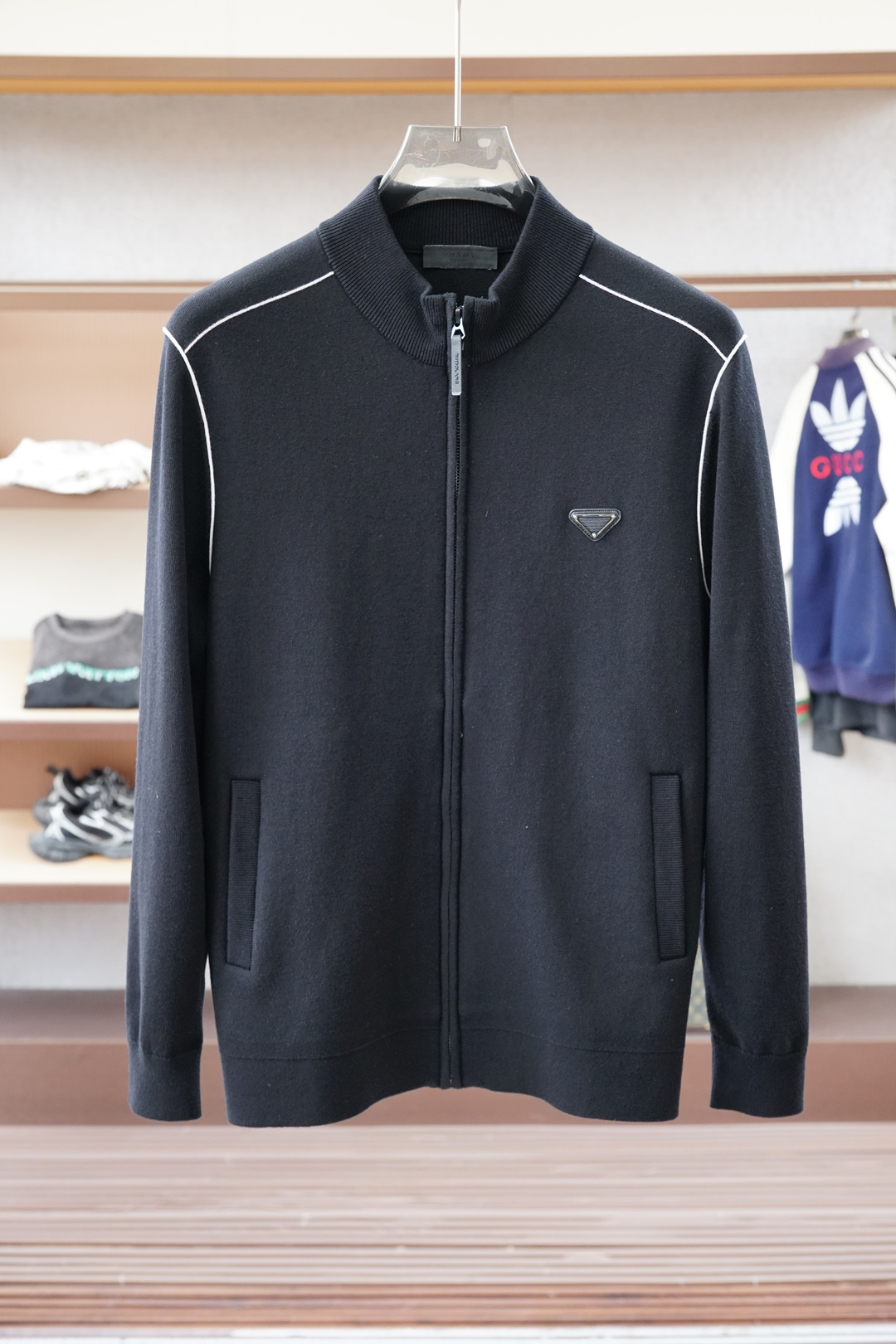 NO:550609,Prada/Autumn and Winter Series is available in a new fashion and exquisite stand-alone jacket. This sweatshirt is made of imported thickened 450g knitted cotton fabric, which is a super comfortable wearing experience!  Three-dimensional tailoring is easy to wear and not picky! The three-dimensional embroidered logo on the chest is exquisite and dense, simple and exquisite. The small stand collar + half-zipper pullover style is easy to put on and take off!  Your neck will not be exposed to the cold wind in winter!  Especially suitable for outdoor sports in autumn and winter!  !  Whether it is the outside or the inside, the brand spirit is everywhere!  Logo, details are in place!  Size M-3XL, prada, prada, hoodie, sweatshirts, jackets & coats, alexander wang19860909Prada普拉达/秋冬系列上新 时尚精致立领外套, 此款卫衣采用进口加厚450克针织棉面料 超舒适的穿着体验！立体剪裁 好穿不挑人!胸前的立体刺绣LOGO精致密实,简约又精致.小立领+半拉链的套头款,方便穿脱！冬天脖子也不会暴露在冷风中！尤其适合秋冬户外运动时穿着！！不管是外侧,还是内里考究做工,无处不在的品牌精神！标志,细节很到位！尺码M-3XL,,prada,prada,hoodie,sweatshirts,jackets & coats,alexander wang,Men's clothing