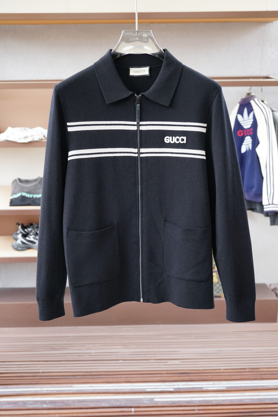 NO:550611,Gucci / Autumn and Winter Series is new, fashionable and exquisite stand-alone jacket, this sweatshirt is made of imported thickened 450g knitted cotton fabric, which is a super comfortable wearing experience!  Three-dimensional tailoring is easy to wear and not picky! The three-dimensional embroidered logo on the chest is exquisite and dense, simple and exquisite. The small stand collar + half-zipper pullover style is easy to put on and take off!  Your neck will not be exposed to the cold wind in winter!  Especially suitable for outdoor sports in autumn and winter!  !  Whether it is the outside or the inside, the brand spirit is everywhere!  Logo, details are in place!  Size M-3XL, gucci, hoodie, sweatshirts, jackets & coats, alexander wang19860909Gucci古奇/秋冬系列上新 时尚精致立领外套, 此款卫衣采用进口加厚450克针织棉面料 超舒适的穿着体验！立体剪裁 好穿不挑人!胸前的立体刺绣LOGO精致密实,简约又精致.小立领+半拉链的套头款,方便穿脱！冬天脖子也不会暴露在冷风中！尤其适合秋冬户外运动时穿着！！不管是外侧,还是内里考究做工,无处不在的品牌精神！标志,细节很到位！尺码M-3XL,,gucci,hoodie,sweatshirts,jackets & coats,alexander wang,Men's clothing