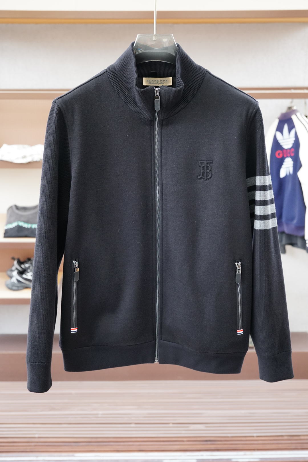 NO:550613,BBR Burberry/Autumn and Winter Series is new, fashionable and exquisite stand-alone jacket, this sweatshirt is made of imported thickened 450g knitted cotton fabric, which is a super comfortable wearing experience!  Three-dimensional tailoring is easy to wear and not picky! The three-dimensional embroidered logo on the chest is exquisite and dense, simple and exquisite. The small stand collar + half-zipper pullover style is easy to put on and take off!  Your neck will not be exposed to the cold wind in winter!  Especially suitable for outdoor sports in autumn and winter!  !  Whether it is the outside or the inside, the brand spirit is everywhere!  Logo, details are in place!  Size M-3XL, Burberry, hoodie, sweatshirts, jackets & coats, alexander wang19860909BBR巴宝莉/秋冬系列上新 时尚精致立领外套, 此款卫衣采用进口加厚450克针织棉面料 超舒适的穿着体验！立体剪裁 好穿不挑人!胸前的立体刺绣LOGO精致密实,简约又精致.小立领+半拉链的套头款,方便穿脱！冬天脖子也不会暴露在冷风中！尤其适合秋冬户外运动时穿着！！不管是外侧,还是内里考究做工,无处不在的品牌精神！标志,细节很到位！尺码M-3XL,,burberry,hoodie,sweatshirts,jackets & coats,alexander wang,Men's clothing