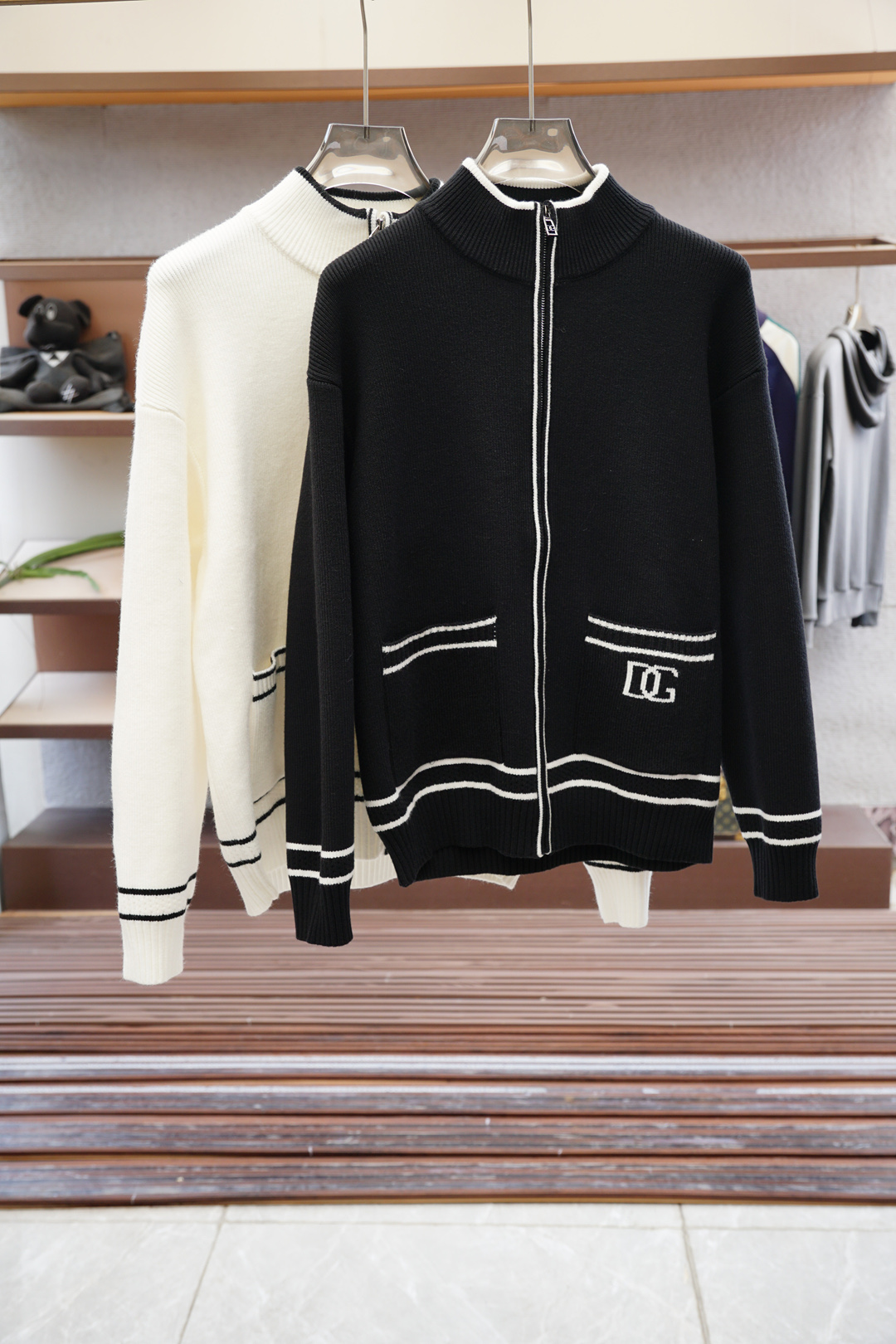 NO:550615,- DG-Big Recommendation!  2025aw autumn and winter new style, counter synchronization, fashionable classic basic style, natural color jacquard logo knitted thick cardigan jacket. A must-have for autumn and winter. It uses wool-blend sweater thick sweater, exquisite, simple and elegant logo embellishment design. There is no too much complex craftsmanship. What you are playing is the fusion of design and material. Simple European style. It is equipped with imported wool knitted fabric, and the basement artifact in autumn and winter!  Size M-3XL, Jackets & coats, sweaters, alexander wang19860909- DG-重磅推荐！2025aw秋冬新款 专柜同步 时尚经典基础款本色提花logo针织加厚开衫外套.秋冬必备款 采用羊毛混纺针织衫加厚毛衣,精致简洁大方logo点缀设计 没有过多复杂的工艺 玩的就是设计与材质的融合 简约的欧风 配以进口羊毛针织面料,秋冬季打底神器！尺码M-3XL,,jackets & coats,sweaters,alexander wang,Men's clothing