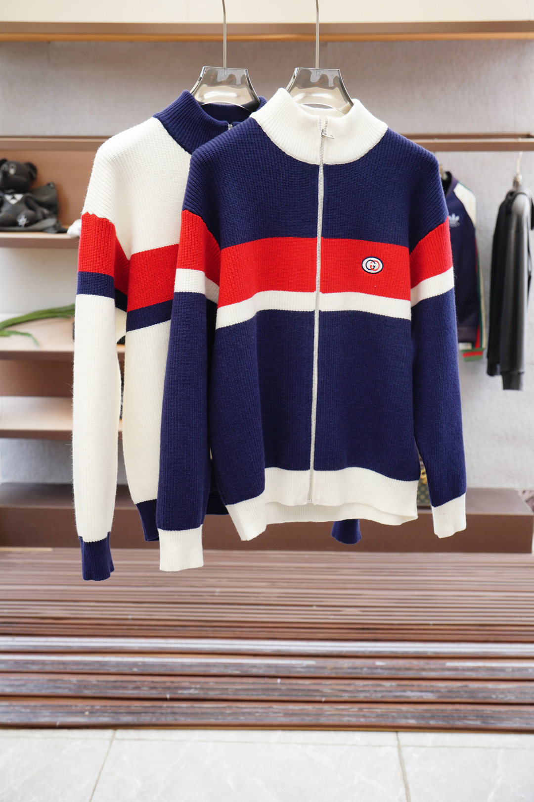 NO:550617,- Gucci - Big recommendation!  2025aw autumn and winter new style, counter synchronization, fashionable classic basic style, natural color jacquard logo knitted thick cardigan jacket. A must-have for autumn and winter. It uses wool-blend sweater thick sweater, exquisite, simple and elegant logo embellishment design. There is no too much complex craftsmanship. What you are playing is the fusion of design and material. Simple European style. It is equipped with imported wool knitted fabric, and the basement artifact in autumn and winter!  Size M-3XL, gucci, jackets & coats, sweaters, alexander wang19860909- Gucci古奇-重磅推荐！2025aw秋冬新款 专柜同步 时尚经典基础款本色提花logo针织加厚开衫外套.秋冬必备款 采用羊毛混纺针织衫加厚毛衣,精致简洁大方logo点缀设计 没有过多复杂的工艺 玩的就是设计与材质的融合 简约的欧风 配以进口羊毛针织面料,秋冬季打底神器！尺码M-3XL,,gucci,jackets & coats,sweaters,alexander wang,Men's clothing