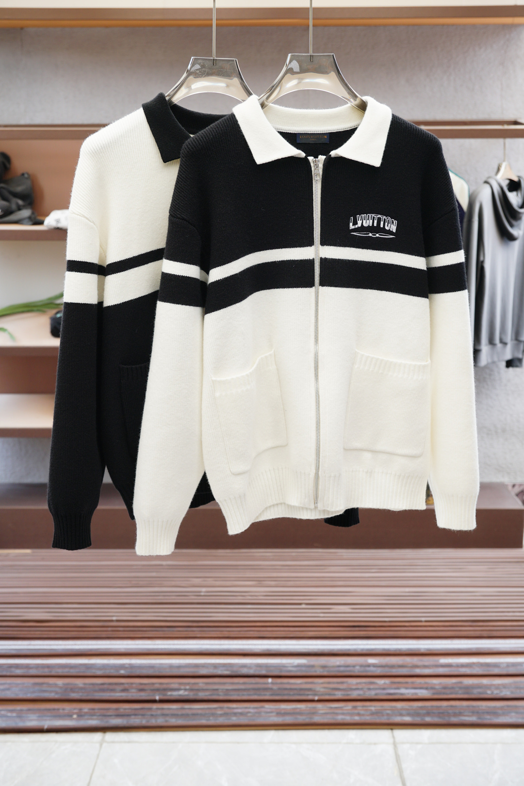 NO:550619,- LV-Luyiweiden/major recommendation!  2025aw autumn and winter new style, counter synchronization, fashionable classic basic style, natural color jacquard logo knitted thick cardigan jacket. A must-have for autumn and winter. It uses wool-blend sweater thick sweater, exquisite, simple and elegant logo embellishment design. There is no too much complex craftsmanship. What you are playing is the fusion of design and material. Simple European style. It is equipped with imported wool knitted fabric, and the basement artifact in autumn and winter!  Size M-3XL, louis vuitton, jackets & coats, sweaters, alexander wang19860909- LV-路意威登/重磅推荐！2025aw秋冬新款 专柜同步 时尚经典基础款本色提花logo针织加厚开衫外套.秋冬必备款 采用羊毛混纺针织衫加厚毛衣,精致简洁大方logo点缀设计 没有过多复杂的工艺 玩的就是设计与材质的融合 简约的欧风 配以进口羊毛针织面料,秋冬季打底神器！尺码M-3XL,,louis vuitton,jackets & coats,sweaters,alexander wang,Men's clothing