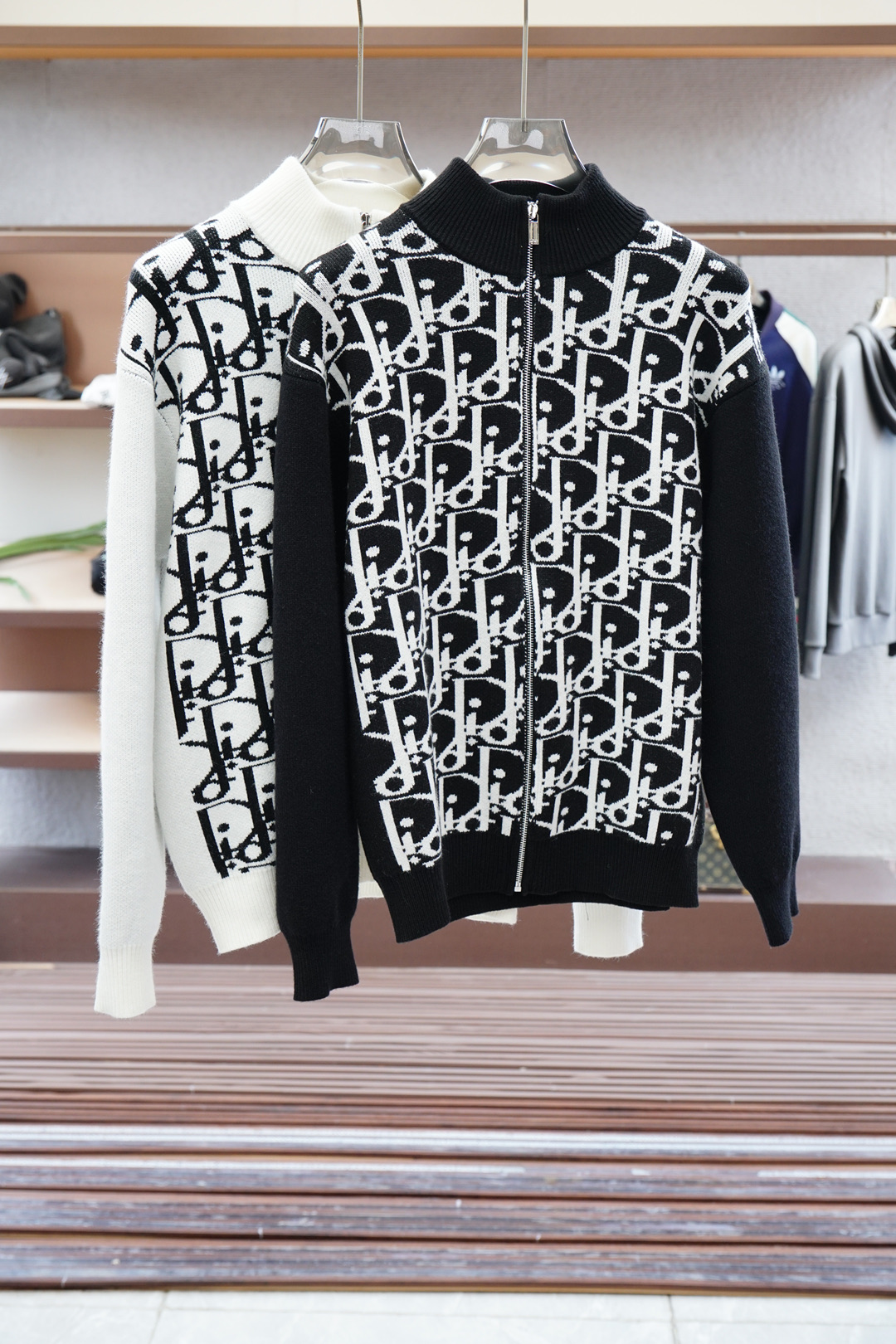 NO:550621,- Dior - Big recommendation!  2025aw autumn and winter new style, counter synchronization, fashionable classic basic style, natural color jacquard logo knitted thick cardigan jacket. A must-have for autumn and winter. It uses wool-blend sweater thick sweater, exquisite, simple and elegant logo embellishment design. There is no too much complex craftsmanship. What you are playing is the fusion of design and material. Simple European style. It is equipped with imported wool knitted fabric, and the basement artifact in autumn and winter!  Size M-3XL, Dior, Dior, Jackets & coats, Sweaters, Alexander wang19860909- Dior迪奥-重磅推荐！2025aw秋冬新款 专柜同步 时尚经典基础款本色提花logo针织加厚开衫外套.秋冬必备款 采用羊毛混纺针织衫加厚毛衣,精致简洁大方logo点缀设计 没有过多复杂的工艺 玩的就是设计与材质的融合 简约的欧风 配以进口羊毛针织面料,秋冬季打底神器！尺码M-3XL,,dior,dior,jackets & coats,sweaters,alexander wang,Men's clothing