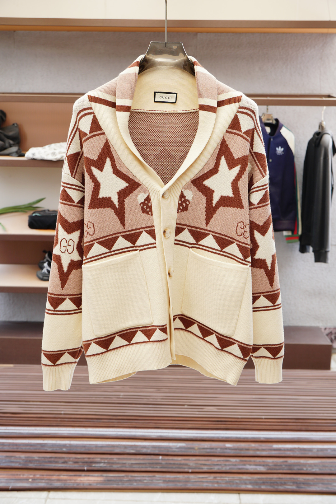 NO:550623,- Gucci / Big recommendation!  2025aw autumn and winter new style, counter synchronization, fashionable classic basic style, natural color jacquard logo knitted thick cardigan jacket. A must-have for autumn and winter. It uses wool-blend sweater thick sweater, exquisite, simple and elegant logo embellishment design. There is no too much complex craftsmanship. What you are playing is the fusion of design and material. Simple European style. It is equipped with imported wool knitted fabric, and the basement artifact in autumn and winter!  Size M-3XL, gucci, jackets & coats, sweaters, alexander wang19860909- Gucci古奇/重磅推荐！2025aw秋冬新款 专柜同步 时尚经典基础款本色提花logo针织加厚开衫外套.秋冬必备款 采用羊毛混纺针织衫加厚毛衣,精致简洁大方logo点缀设计 没有过多复杂的工艺 玩的就是设计与材质的融合 简约的欧风 配以进口羊毛针织面料,秋冬季打底神器！尺码M-3XL,,gucci,jackets & coats,sweaters,alexander wang,Men's clothing