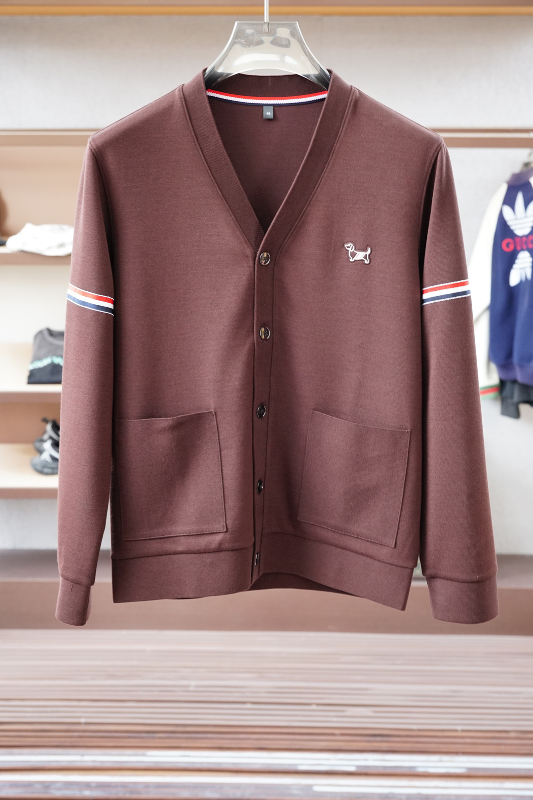 NO:681126,TB-The latest design elements of the new autumn and winter men's cardigan style knitted cardigan brand!  It’s neither monotonous nor complicated, just the right amount to show off your taste!  Customized top-quality original wool exclusive knitted cotton fabrics for customers!  The unique luxury feel of the fabric presents a simple and elegant temperament!  Chest logo badge pattern design!  The matching design has the brand’s unique style charm!  Standard cut design!  Every detail is in sync with high-end fashion. Sizes M-3XL,,19860909TB-秋冬新款男开衫款针织开衫品牌最新设计元素！既不单调也不复杂,恰到好处的展现品味！客供定制羊毛顶级原版专属针织棉面料！面料独具的高奢感呈现简约优雅气质！胸前logo徽章图案设计！搭配设计极具品牌独特风格魅力！标准裁剪设计！每一处细节都是与高端时尚同步的体现. 尺码M-3XL,,,Men's clothing