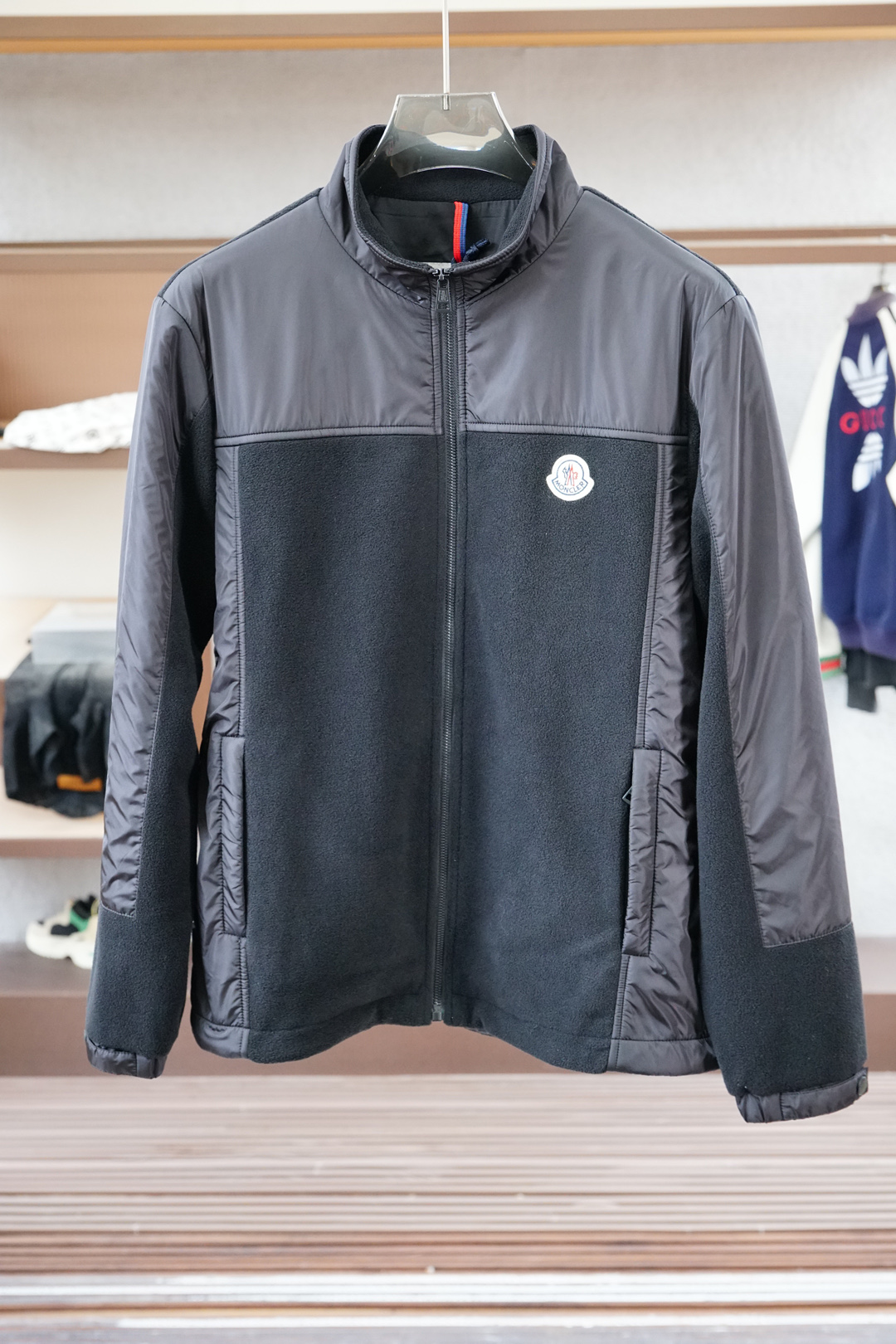 NO:597070,Mengkou - the most popular thickened quilted jacket in autumn and winter, the same model in the counter is 1.1 molded. The workmanship is really fine. The collision of colors and materials makes the whole dress more attractive, and the fabric is more resistant to stains. It is made for lazy people. It is simple but you will fall in love with it at a glance. Buy it and cherish it. The large logo on the arm shows style and adds the finishing touch. It perfectly represents your luxury status symbol and is highly recognizable! The black and white color matching adds a sense of hierarchy, the original hardware accessories are produced by a large factory, and the workmanship is fine! The placket, pockets and cuffs are embellished with silver metal buckles, and the engraved classic logo perfectly presents the sense of detail! Size M-3XL Color Black,,Moncler,jackets & coats,alexander wang19860909蒙口-秋冬爆款加厚夹棉外套,专柜同款1.1开模 做工真的很精细了,颜色和材质的碰撞,让整件衣服更有看头,而目还更耐脏,太为懒人着想了,简约却一眼就会爱上的款,且买且珍惜 手臂大Logo徽标 尽显格调,平添点睛之笔,完美彰品你的奢华身份象征,辦识度极高！黑白拼色更有层次感, 原厂五金辅料,大厂出品,做工精细！ 门襟、口袋及袖口点缀银色金属扣,携刻的经典Logo,更是将细节感完美呈现！ 码数M-3XL 颜色黑色,,Moncler,jackets & coats,alexander wang,Men's clothing