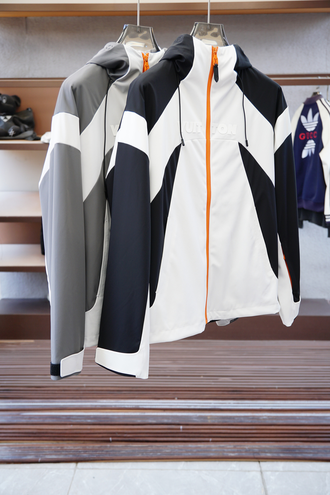 NO:597067,LV Louis Vuitton/2025 Autumn and Winter hot style thickened quilted jacket, the same style at the counter. 1.1 mold opening. The workmanship is really fine. The collision of colors and materials makes the whole dress more attractive, and the fabric is more resistant to stains. It is for lazy people. It is simple but you will fall in love with it at a glance. Buy it and cherish it. The large logo on the arm shows style and adds the finishing touch. It perfectly shows your luxury status symbol and is highly recognizable! The black and white color matching adds a sense of hierarchy, the original hardware accessories are produced by a large factory, and the workmanship is fine! The placket, pockets and cuffs are embellished with silver metal buckles, and the engraved classic logo perfectly presents the sense of detail! Size M-3XL Color Black Khaki,,louis vuitton,louis vuitton,jackets & coats,alexander wang19860909LV路易威登/2025秋冬爆款加厚夹棉外套,专柜同款1.1开模 做工真的很精细了,颜色和材质的碰撞,让整件衣服更有看头,而目还更耐脏,太为懒人着想了,简约却一眼就会爱上的款,且买且珍惜 手臂大Logo徽标 尽显格调,平添点睛之笔,完美彰品你的奢华身份象征,辦识度极高！黑白拼色更有层次感, 原厂五金辅料,大厂出品,做工精细！ 门襟、口袋及袖口点缀银色金属扣,携刻的经典Logo,更是将细节感完美呈现！ 码数M-3XL 颜色黑色 卡其色,,louis vuitton,louis vuitton,jackets & coats,alexander wang,Men's clothing