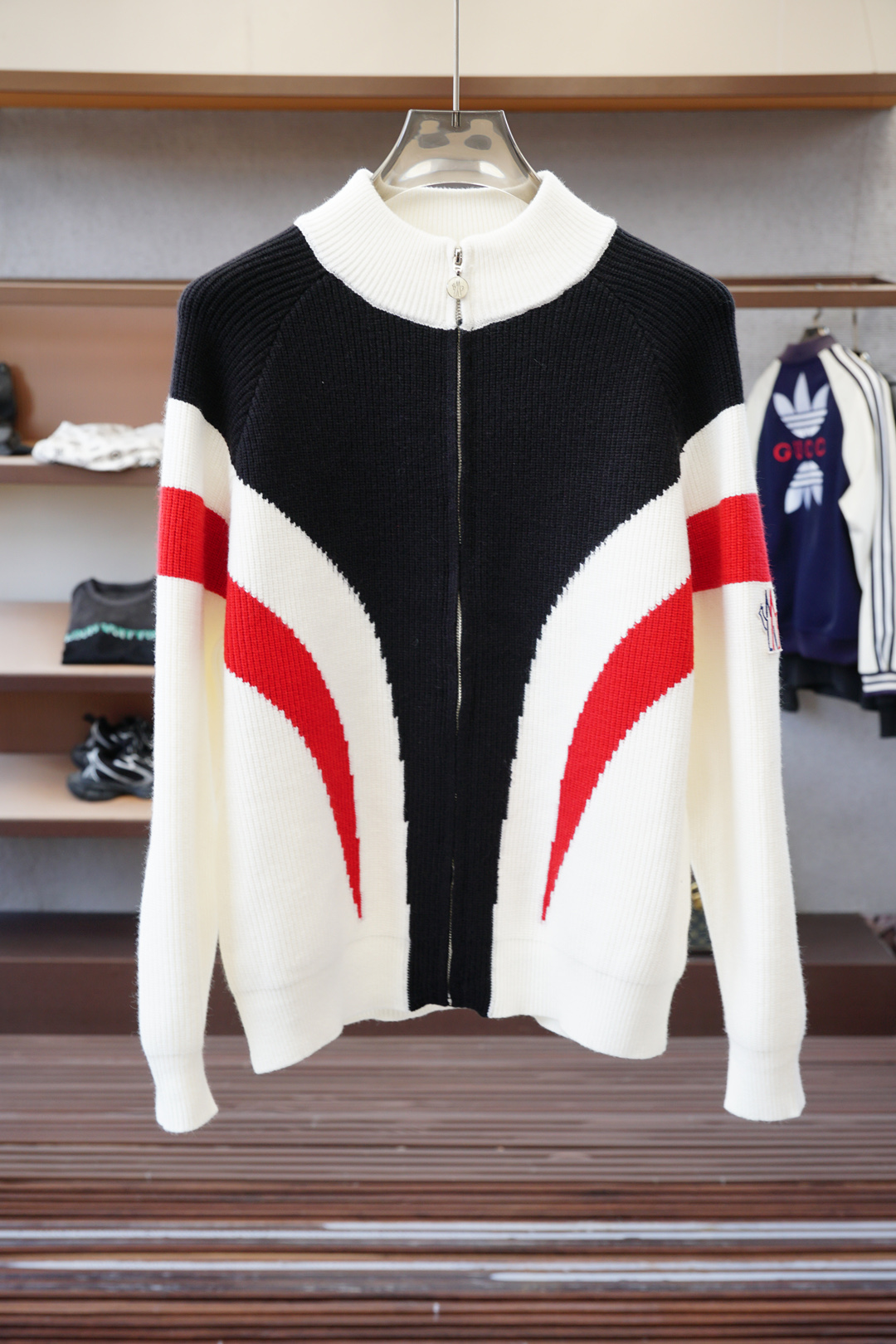 NO:597087,- Mouth covering/highly recommended!  2025aw autumn and winter new styles, synchronized with counters, fashionable and classic basic ecru jacquard logo knitted thickened cardigan jacket. Must-have style for autumn and winter. Made of wool blended sweater and thickened sweater, exquisite, simple and generous logo embellishment design. There is no too complicated craftsmanship. What is played is the fusion of design and material. Simple European style. With imported wool knitted fabric, it is an artifact for autumn and winter!  Size M-3XL,,Moncler,jackets & coats,sweaters,alexander wang19860909- 蒙口/重磅推荐！2025aw秋冬新款 专柜同步 时尚经典基础款本色提花logo针织加厚开衫外套.秋冬必备款 采用羊毛混纺针织衫加厚毛衣,精致简洁大方logo点缀设计 没有过多复杂的工艺 玩的就是设计与材质的融合 简约的欧风 配以进口羊毛针织面料,秋冬季打底神器！尺码M-3XL,,Moncler,jackets & coats,sweaters,alexander wang,Men's clothing