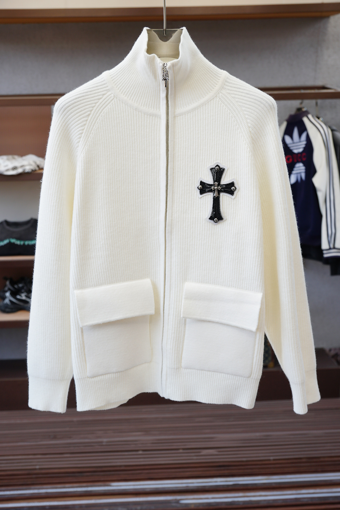 NO:597093,- Crow Heart-highly recommended!  2025aw autumn and winter new styles, synchronized with counters, fashionable and classic basic ecru jacquard logo knitted thickened cardigan jacket. Must-have style for autumn and winter. Made of wool blended sweater and thickened sweater, exquisite, simple and generous logo embellishment design. There is no too complicated craftsmanship. What is played is the fusion of design and material. Simple European style. With imported wool knitted fabric, it is an artifact for autumn and winter!  Size M-3XL,,chrome hearts,jackets & coats,sweaters,alexander wang19860909- 克罗心-重磅推荐！2025aw秋冬新款 专柜同步 时尚经典基础款本色提花logo针织加厚开衫外套.秋冬必备款 采用羊毛混纺针织衫加厚毛衣,精致简洁大方logo点缀设计 没有过多复杂的工艺 玩的就是设计与材质的融合 简约的欧风 配以进口羊毛针织面料,秋冬季打底神器！尺码M-3XL,,chrome hearts,jackets & coats,sweaters,alexander wang,Men's clothing