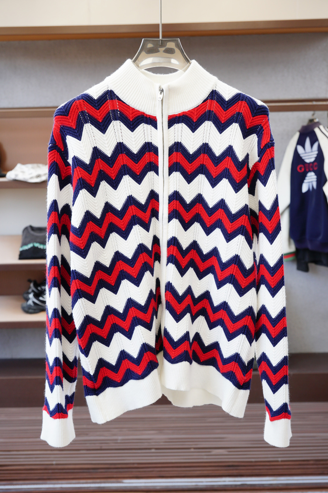 NO:597090,- Gucci is highly recommended!  2025aw autumn and winter new styles, synchronized with counters, fashionable and classic basic ecru jacquard logo knitted thickened cardigan jacket. Must-have style for autumn and winter. Made of wool blended sweater and thickened sweater, exquisite, simple and generous logo embellishment design. There is no too complicated craftsmanship. What is played is the fusion of design and material. Simple European style. With imported wool knitted fabric, it is an artifact for autumn and winter!  Size M-3XL,,gucci,jackets & coats,sweaters,alexander wang19860909- Gucci古奇重磅推荐！2025aw秋冬新款 专柜同步 时尚经典基础款本色提花logo针织加厚开衫外套.秋冬必备款 采用羊毛混纺针织衫加厚毛衣,精致简洁大方logo点缀设计 没有过多复杂的工艺 玩的就是设计与材质的融合 简约的欧风 配以进口羊毛针织面料,秋冬季打底神器！尺码M-3XL,,gucci,jackets & coats,sweaters,alexander wang,Men's clothing