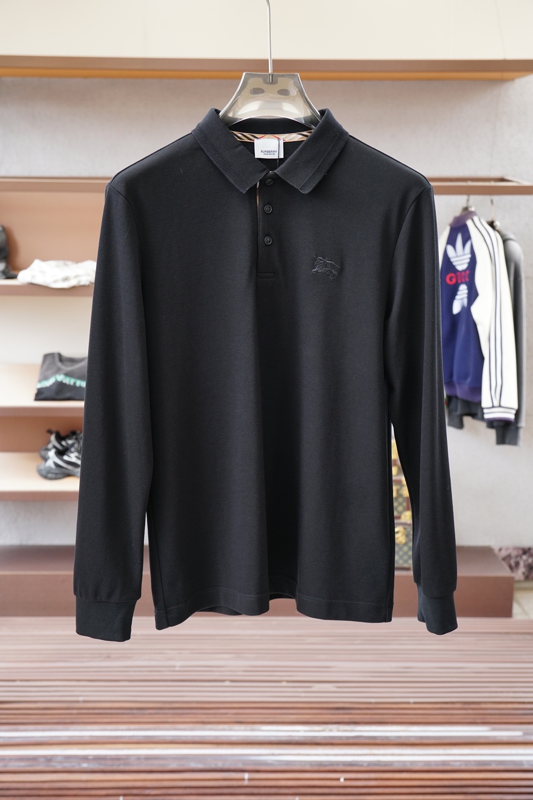 NO:600923,-BBR Burberry-New long-sleeved Polo shirt in the 2025 autumn and winter series, designed with luxurious classic elements!  The use of comfortable and breathable knitted fabrics is at cabinet level, a predictable hit, advanced custom-made fabrics, master-level tailoring, invincible texture, excellent skin-friendliness, exquisite craftsmanship, smooth lines, perfect matching with the whole shirt. The design is unique, quite fashionable, and the overall light luxury and high-end  The details are so perfect, which proves the original craftsmanship, and the appearance is extremely high-quality. As a good-looking item, it can dominate the mix and match of the entire dressing season. It is quite eye-catching whether worn alone or as an inner layer. The upper body effect is superb, elegant and intellectual, and it is easy to highlight the temperament type!  Size M-3XL,,burberry,shirts,alexander wang19860909-BBR巴宝莉-2025秋冬系列上新 长袖Polo 衬衫,奢华经典元素设计！采用舒适透气针织面料属于入柜级别,可预见性的爆款,高级定制面料,大师级剪裁,质感无敌,亲肤性极佳工艺精湛,线条流畅,完美搭配整款衬衫的设计别具一格,颇具时髦感,整体轻奢高级 细节完美如斯,印证了原厂的匠心工艺,品相极为优等,作为颜值系的一款单品,可以主导整个穿搭季的混搭,无论单穿或者内搭都颇为吸睛,上身效果超赞,优雅而知性,极易凸显出气质的类型！尺码M-3XL,,burberry,shirts,alexander wang,Men's clothing