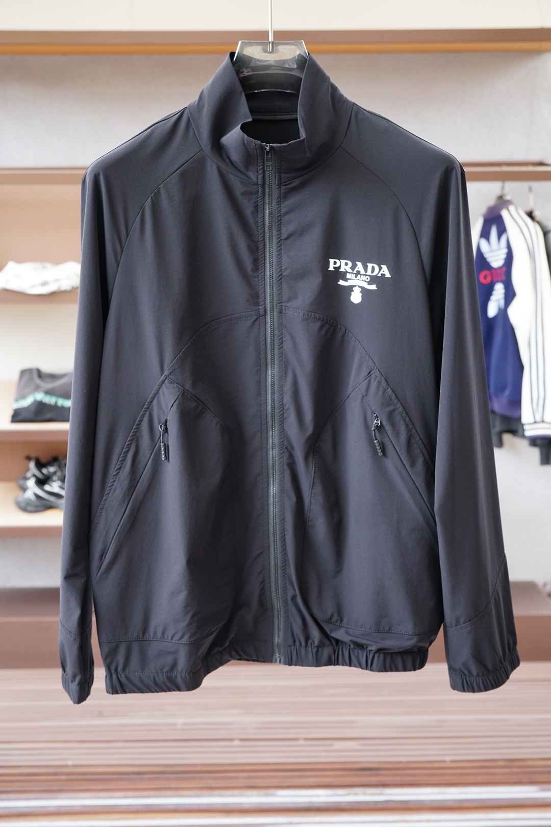 NO:564560,, Prada Prada/New P Re-Nylon Re-Nylon Regenerated Nylon Stand Collar Jacket - Men's lightweight jacket with metal triangle logo on the chest. Ordered from the same channel in Romania, the most anticipated high-quality goods are coming, contrasting zipper placket design, classic urban outdoor casual business style, full of craftsmanship and appearance!  Adhering to the consistent hot-selling classic jacket style, this style is indeed more attractive than before. It has a contrasting zipper placket, iconic metal triangle logo embellishment on the chest, and recycled nylon waterproof fabric. It is specially made for outdoor use. It can be said that the whole body is eye-catching 360 degrees. It perfectly enhances the grade of the entire jacket, and you can get a sense of high-end luxury at a glance!  The custom-made metal zipper is engraved with a clear and exquisite brand LOGO. It is suitable for all men and all occasions. It can be said to be the most functional jacket for commuting. The P family's unique technical nylon material has a subtle touch and an attractive gloss, and the upper body comfort is absolutely top-notch. Coupled with the top-notch craftsmanship and the processing of various details, it is the representative of the P family's craftsmanship. The creation of such details is enough to make people intuitively and three-dimensionally feel the grade of this style, which is an added bonus for the wearer!  !  Size M-3XL,,prada,prada,jackets & coats,jackets & coats,alexander wang19860909、 Prada普拉达/新款P家Re-Nylon再生尼龙立领外套-男士胸前金属三角标装饰轻便夹克.罗马尼亚同渠道订单,最为期待的精品狠货来袭,撞色拉链门襟设计,经典都市户外休闲商务风格,工艺与颜值拉满！ 秉承着一贯的爆款经典夹克版型打造,但是此款的看点确实超越以往.撞色拉链门襟,胸前标志性金属三角徽标点缀,再生尼龙防水面料,专为户外打造,可以说浑身上下360度都皆是看点.完美提升整件夹克的档次,一眼便能GET到的高端奢华感！客供定制金属拉链,拉链标识刻有清晰精致的品牌LOGO点缀,适合一切男人,适合一切场合,可谓是最通勤的功能性夹克外套. P家独有的科技尼龙材质,触感微妙,光泽度更是撩人,上身舒适度绝对到顶.加上顶级的工艺打造,各种细节的处理,都是P家工匠精神的代表,这种细节的打造,足以让人直观立体的感受到此款的档次所在,更为穿着者加分！！尺码M-3XL,,prada,prada,jackets & coats,jackets & coats,alexander wang,Men's clothing