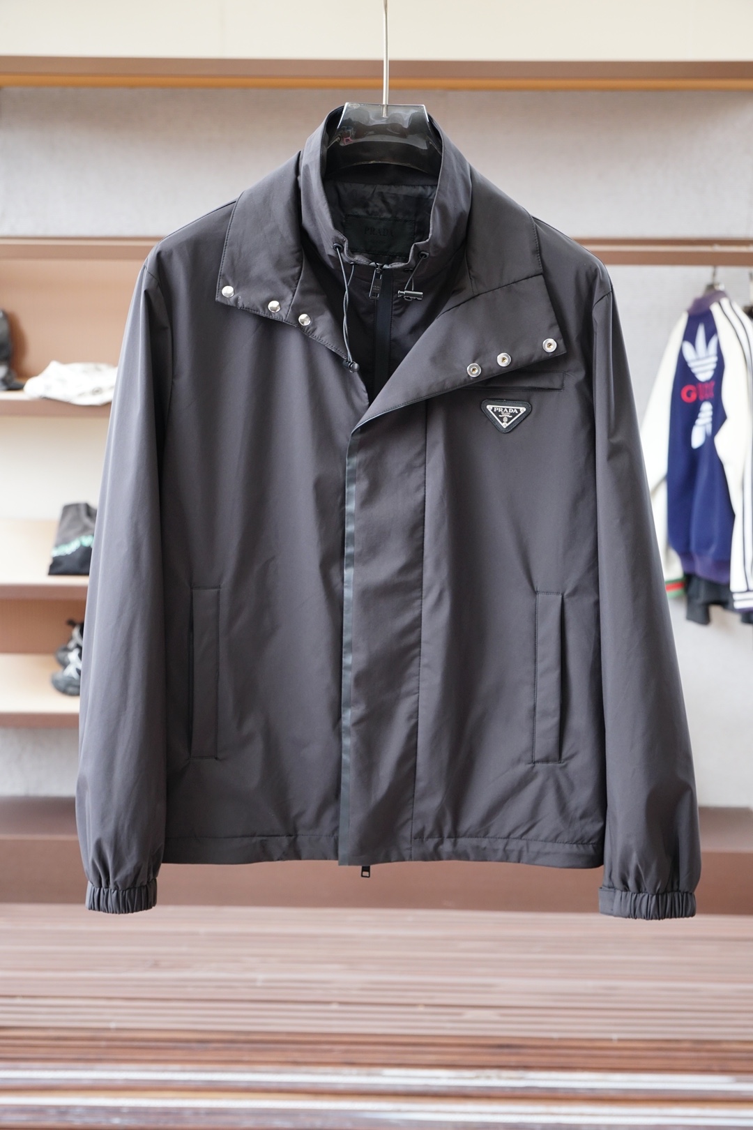 NO:564567,Prada/New P Re-Nylon Re-Nylon Regenerated Nylon Stand Collar Jacket - Men's light jacket with metal triangle logo on the chest. Ordered from the same channel in Romania, the most anticipated high-quality goods are coming, contrasting zipper placket design, classic urban outdoor casual business style, full of craftsmanship and good looks!  Adhering to the consistent hot-selling classic jacket style, this style is indeed more attractive than before. It has a contrasting zipper placket, iconic metal triangle logo embellishment on the chest, and recycled nylon waterproof fabric. It is specially made for outdoor use. It can be said that the whole body is eye-catching 360 degrees. It perfectly enhances the grade of the entire jacket, and you can get a sense of high-end luxury at a glance!  The custom-made metal zipper is engraved with a clear and exquisite brand LOGO. It is suitable for all men and all occasions. It can be said to be the most functional jacket for commuting. The P family's unique technical nylon material has a subtle touch and an attractive gloss, and the upper body comfort is absolutely top-notch. Coupled with the top-notch craftsmanship and the processing of various details, it is the representative of the P family's craftsmanship. The creation of such details is enough to make people intuitively and three-dimensionally feel the grade of this style, which is an added bonus for the wearer!  !  Size M-3XL,,prada,prada,jackets & coats,jackets & coats,alexander wang19860909Prada普拉达/新款P家Re-Nylon再生尼龙立领外套-男士胸前金属三角标装饰轻便夹克.罗马尼亚同渠道订单,最为期待的精品狠货来袭,撞色拉链门襟设计,经典都市户外休闲商务风格,工艺与颜值拉满！ 秉承着一贯的爆款经典夹克版型打造,但是此款的看点确实超越以往.撞色拉链门襟,胸前标志性金属三角徽标点缀,再生尼龙防水面料,专为户外打造,可以说浑身上下360度都皆是看点.完美提升整件夹克的档次,一眼便能GET到的高端奢华感！客供定制金属拉链,拉链标识刻有清晰精致的品牌LOGO点缀,适合一切男人,适合一切场合,可谓是最通勤的功能性夹克外套. P家独有的科技尼龙材质,触感微妙,光泽度更是撩人,上身舒适度绝对到顶.加上顶级的工艺打造,各种细节的处理,都是P家工匠精神的代表,这种细节的打造,足以让人直观立体的感受到此款的档次所在,更为穿着者加分！！尺码M-3XL,,prada,prada,jackets & coats,jackets & coats,alexander wang,Men's clothing