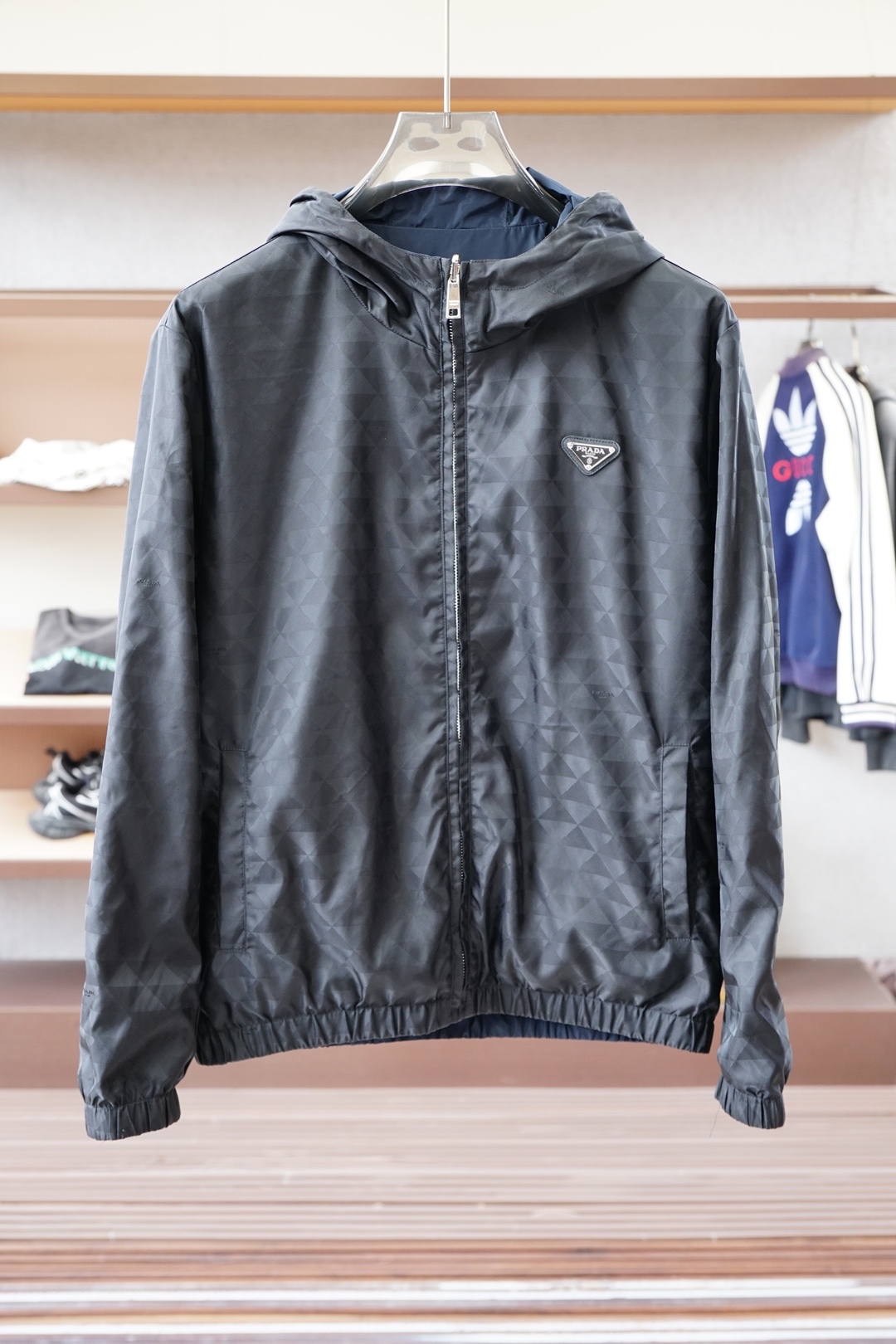 NO:564574,- Prada/New P Re-Nylon Re-Nylon Regenerated Nylon Stand Collar Jacket - Men's lightweight jacket decorated with metal triangle logo on the chest. Ordered from the same channel in Romania, the most anticipated high-quality goods are coming, contrasting zipper placket design, classic urban outdoor casual business style, full of craftsmanship and appearance!  Adhering to the consistent hot-selling classic jacket style, this style is indeed more attractive than before. It has a contrasting zipper placket, iconic metal triangle logo embellishment on the chest, and recycled nylon waterproof fabric. It is specially made for outdoor use. It can be said that the whole body is eye-catching 360 degrees. It perfectly enhances the grade of the entire jacket, and you can get a sense of high-end luxury at a glance!  The custom-made metal zipper is engraved with a clear and exquisite brand LOGO. It is suitable for all men and all occasions. It can be said to be the most functional jacket for commuting. The P family's unique technical nylon material has a subtle touch and an attractive gloss, and the upper body comfort is absolutely top-notch. Coupled with the top-notch craftsmanship and the processing of various details, it is the representative of the P family's craftsmanship. The creation of such details is enough to make people intuitively and three-dimensionally feel the grade of this style, which is an added bonus for the wearer!  !  Size M-3XL,,prada,prada,jackets & coats,jackets & coats,alexander wang19860909- Prada普拉达/新款P家Re-Nylon再生尼龙立领外套-男士胸前金属三角标装饰轻便夹克.罗马尼亚同渠道订单,最为期待的精品狠货来袭,撞色拉链门襟设计,经典都市户外休闲商务风格,工艺与颜值拉满！ 秉承着一贯的爆款经典夹克版型打造,但是此款的看点确实超越以往.撞色拉链门襟,胸前标志性金属三角徽标点缀,再生尼龙防水面料,专为户外打造,可以说浑身上下360度都皆是看点.完美提升整件夹克的档次,一眼便能GET到的高端奢华感！客供定制金属拉链,拉链标识刻有清晰精致的品牌LOGO点缀,适合一切男人,适合一切场合,可谓是最通勤的功能性夹克外套. P家独有的科技尼龙材质,触感微妙,光泽度更是撩人,上身舒适度绝对到顶.加上顶级的工艺打造,各种细节的处理,都是P家工匠精神的代表,这种细节的打造,足以让人直观立体的感受到此款的档次所在,更为穿着者加分！！尺码M-3XL,,prada,prada,jackets & coats,jackets & coats,alexander wang,Men's clothing