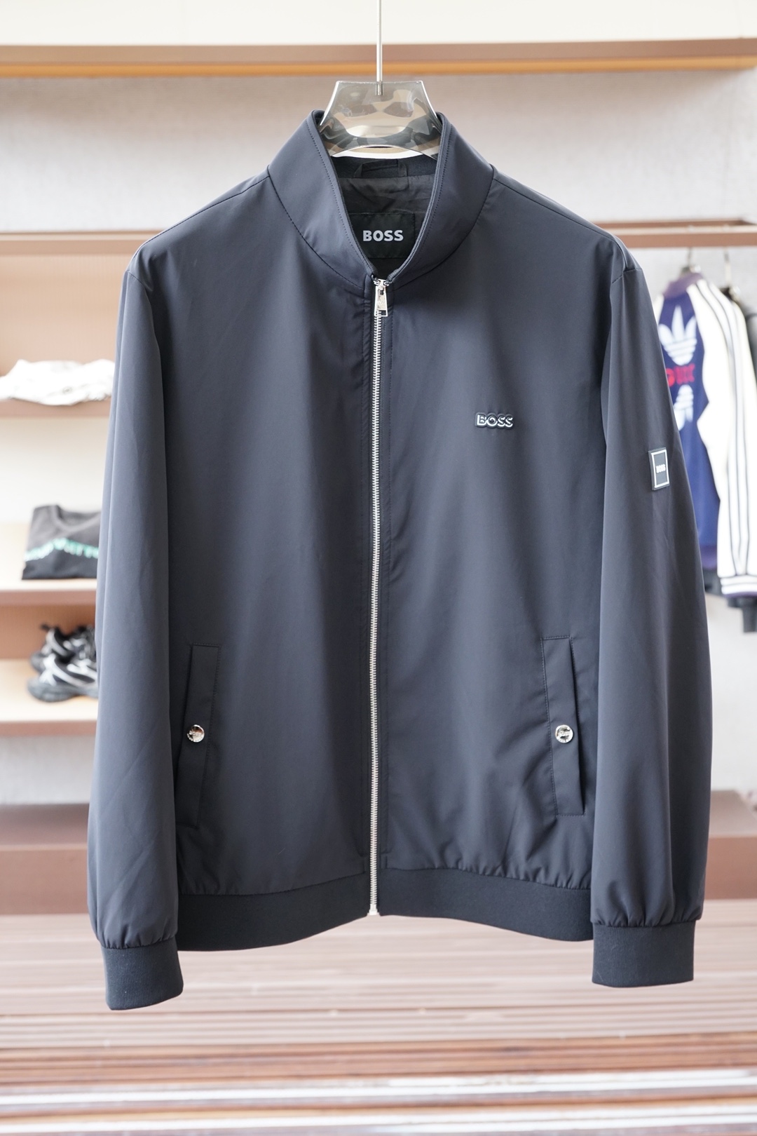 NO:564583,Boss/2025 Autumn and Winter Series Men's stand-up collar business jacket - made of selected custom-woven fabrics, stylish to wear, easy to care for, smooth to the touch, the fabric surface has a very delicate texture, the delicate and soft fabric is very skin-friendly. The small stand-up collar design is convenient, fashionable and stylish to wear, and has a more layered feel. The cuffs and hem neckline have dense and dense threads  , waterproof and windproof, customized high-end brand accessories. Classic cut, suitable for sports, leisure and travel, it is an ideal wardrobe item!  Size 46 48 50 5254,,jackets & coats,alexander wang19860909Boss/2025秋冬系列上 男士立领商务夹克-选用定织精选面料,穿着有型,易于打理,手感顺滑,面料触感细腻,面料表面拥有非常细腻的肌理感、细腻柔软的面料很亲肤 .小立领设计,穿搭起来方便且时尚有型,更显层次感.袖口和下摆领口,螺纹疏密有致 ,防水、防风效果好,定制高端品牌辅料.经典剪裁,适合运营运动、闲暇和旅行装扮,是衣橱的理想单品！ 尺码46 48 50 5254,,jackets & coats,alexander wang,Men's clothing