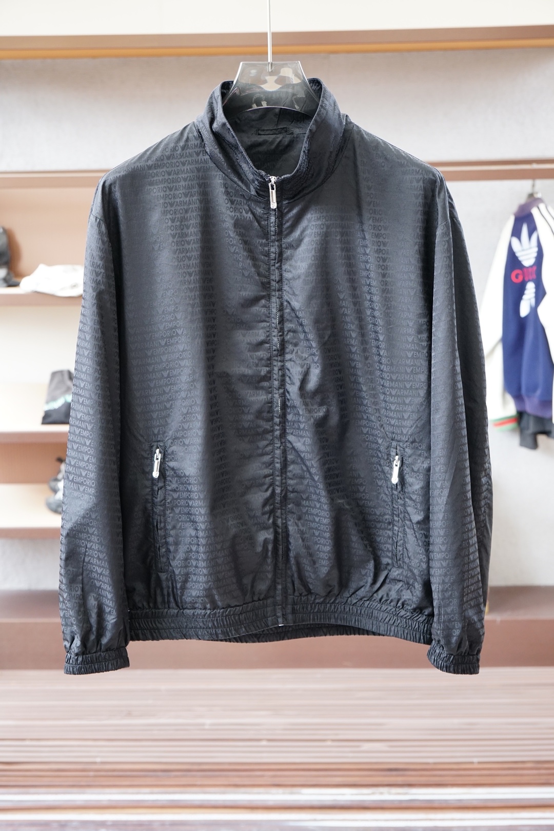 NO:564592,- Armani men's autumn and winter double-layer stand-up collar jacket from the 2025 autumn and winter series. It is made of specially selected fabrics, which are stylish to wear, easy to care for, smooth to the touch, and the fabric has a delicate touch. The surface of the fabric has a very delicate texture, and the delicate and soft fabric is very skin-friendly. The small stand-up collar design is convenient, fashionable and stylish to wear, and it shows a more layered feel. The cuffs and hem neckline have dense and dense threads.  , waterproof and windproof, customized high-end brand accessories. Classic cut, suitable for sports, leisure and travel, it is an ideal wardrobe item!  Size 46 48 50 5254,,armani,jackets & coats,alexander wang19860909- 2025秋冬系列上 阿玛尼男士秋冬双层立领夹克.选用定织精选面料,穿着有型,易于打理,手感顺滑,面料触感细腻,面料表面拥有非常细腻的肌理感、细腻柔软的面料很亲肤 .小立领设计,穿搭起来方便且时尚有型,更显层次感.袖口和下摆领口,螺纹疏密有致 ,防水、防风效果好,定制高端品牌辅料.经典剪裁,适合运营运动、闲暇和旅行装扮,是衣橱的理想单品！ 尺码46 48 50 5254,,armani,jackets & coats,alexander wang,Men's clothing